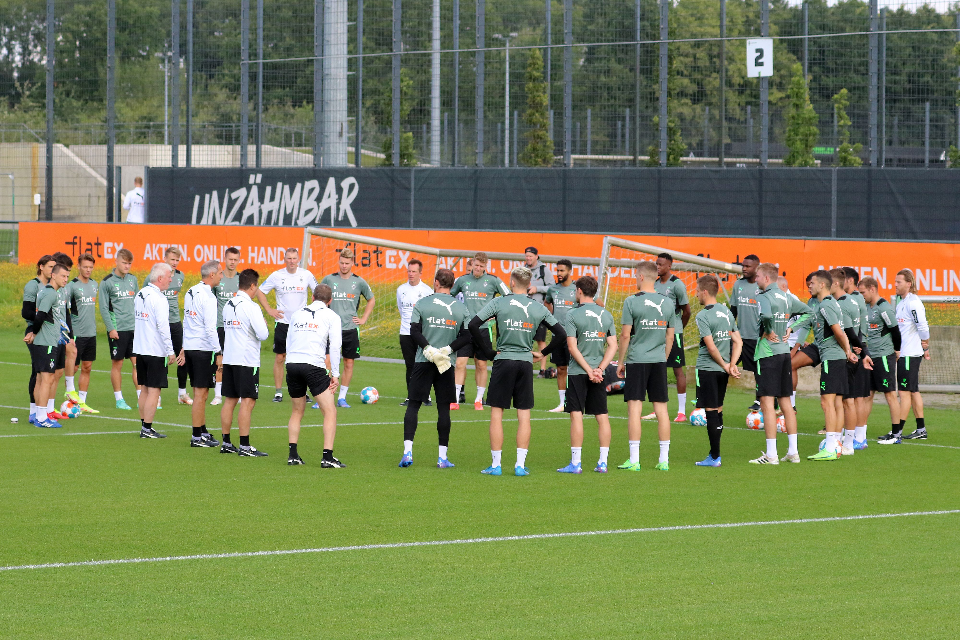 Die Gladbacher stehen bei einer Trainingseinheit am 11. August 2021 im Borussia-Park im Kreis und hören der Ansprache von Trainer Adi Hütter zu.
