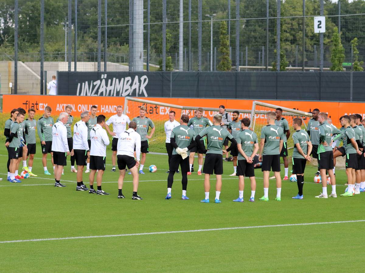 Die Gladbacher stehen bei einer Trainingseinheit am 11. August 2021 im Borussia-Park im Kreis und hören der Ansprache von Trainer Adi Hütter zu.