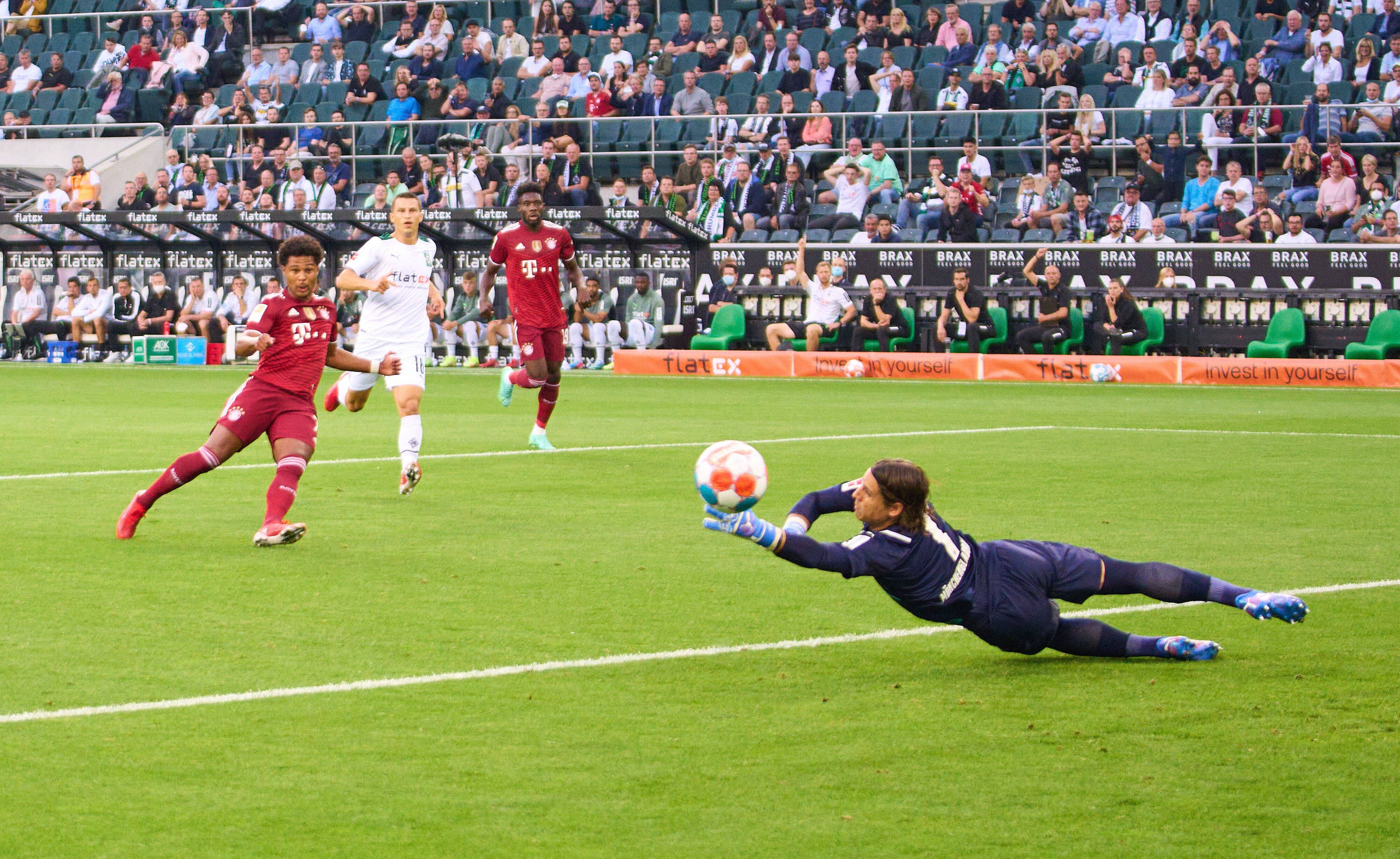 Gladbach-Keeper Yann Sommer bei einer Parade gegen Bayerns Serge Gnabry im Bundesliga-Spiel gegen Bayern München am 13. August 2021.