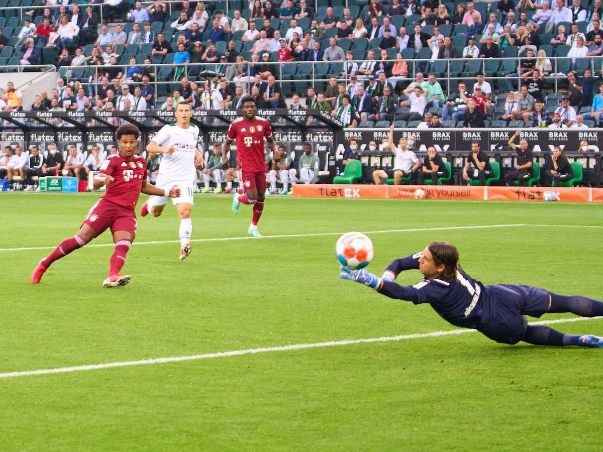 Gladbach-Keeper Yann Sommer bei einer Parade gegen Bayerns Serge Gnabry im Bundesliga-Spiel gegen Bayern München am 13. August 2021.
