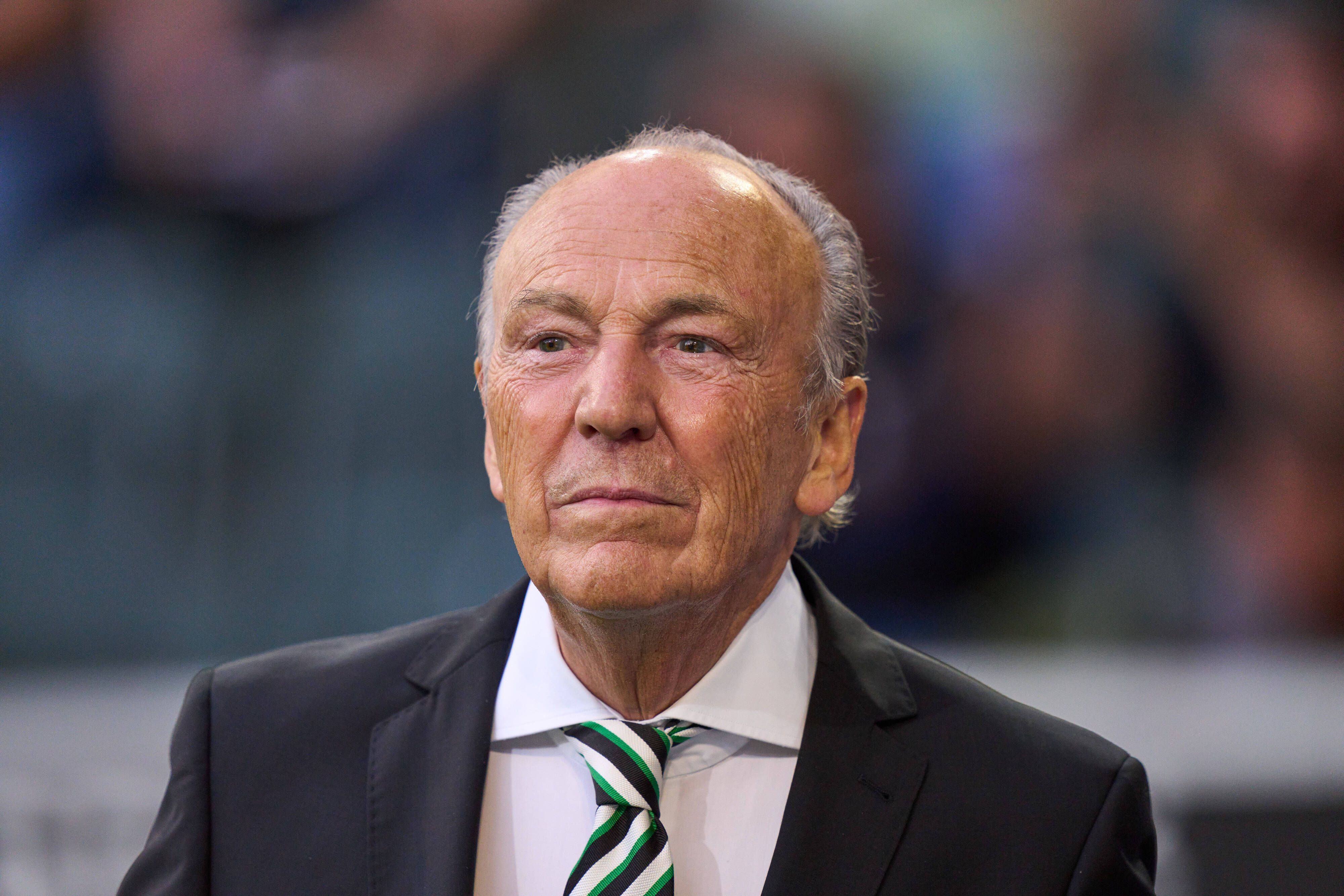 Gladbachs Präsident Rolf Königs steht beim Bundesliga-Spiel zwischen Borussia und Bayern München am 13. August 2021 im Borussia-Park lächelnd am Spielfeldrand.