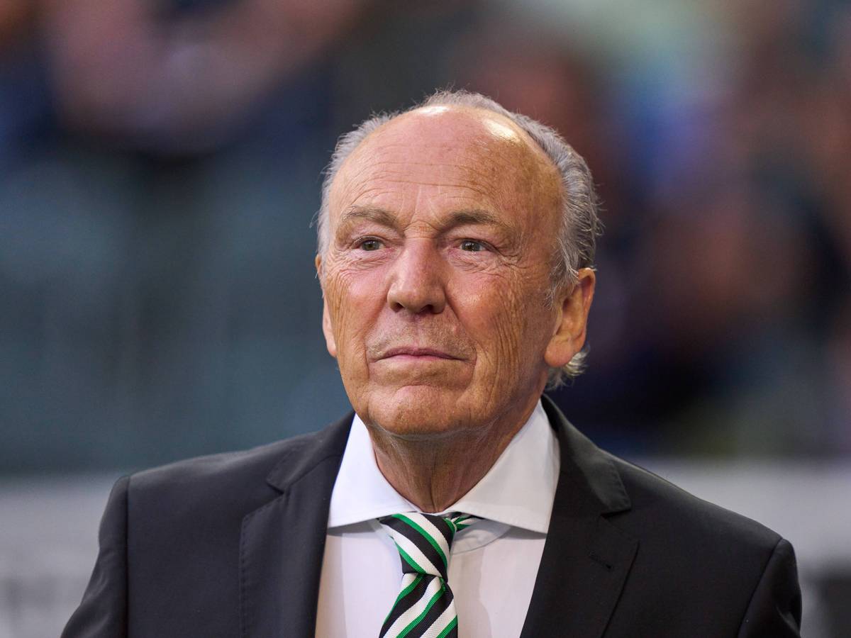 Gladbachs Präsident Rolf Königs steht beim Bundesliga-Spiel zwischen Borussia und Bayern München am 13. August 2021 im Borussia-Park lächelnd am Spielfeldrand.