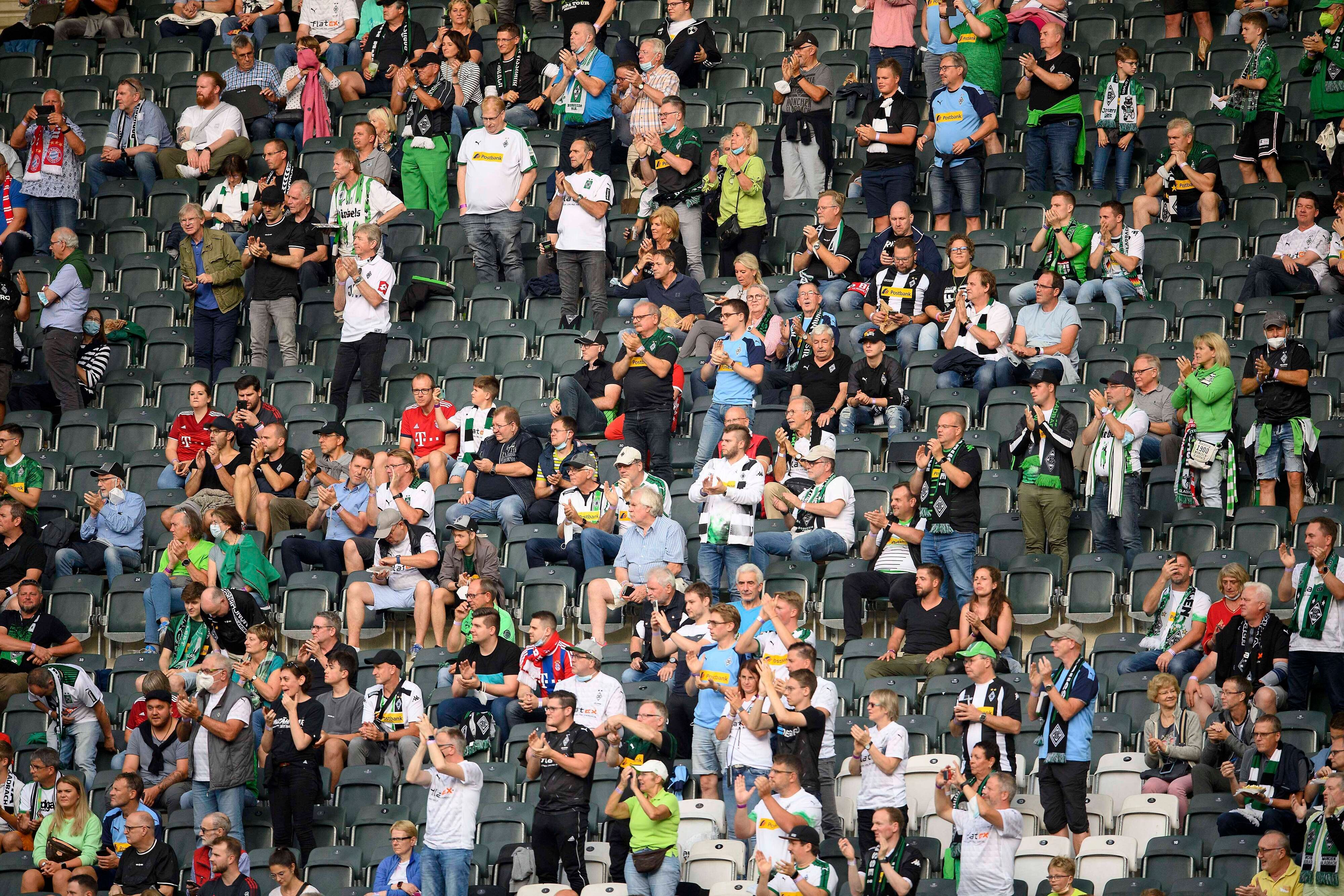 Fans von Borussia Mönchengladbach im Bundesliga-Heimspiel gegen den FC Bayern München am 13. August 2021.