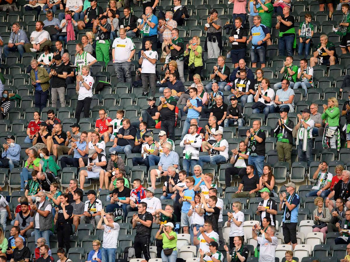 Fans im Borussia-Park während des Bundesliga-Auftakt-Duells zwischen Gladbach und Meister Bayern München am 13. August 2021.