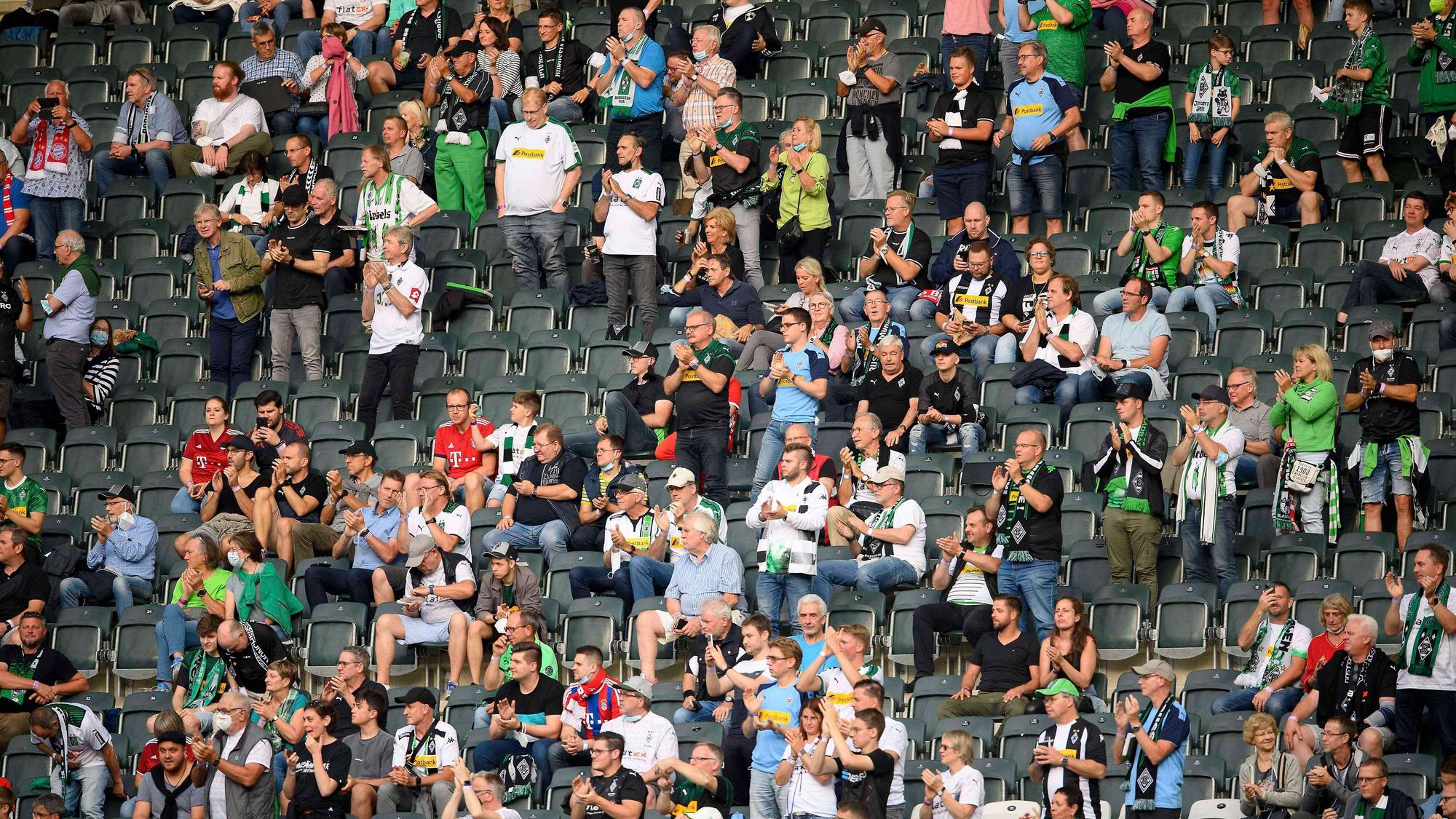 Fans im Borussia-Park während des Bundesliga-Auftakt-Duells zwischen Gladbach und Meister Bayern München am 13. August 2021.