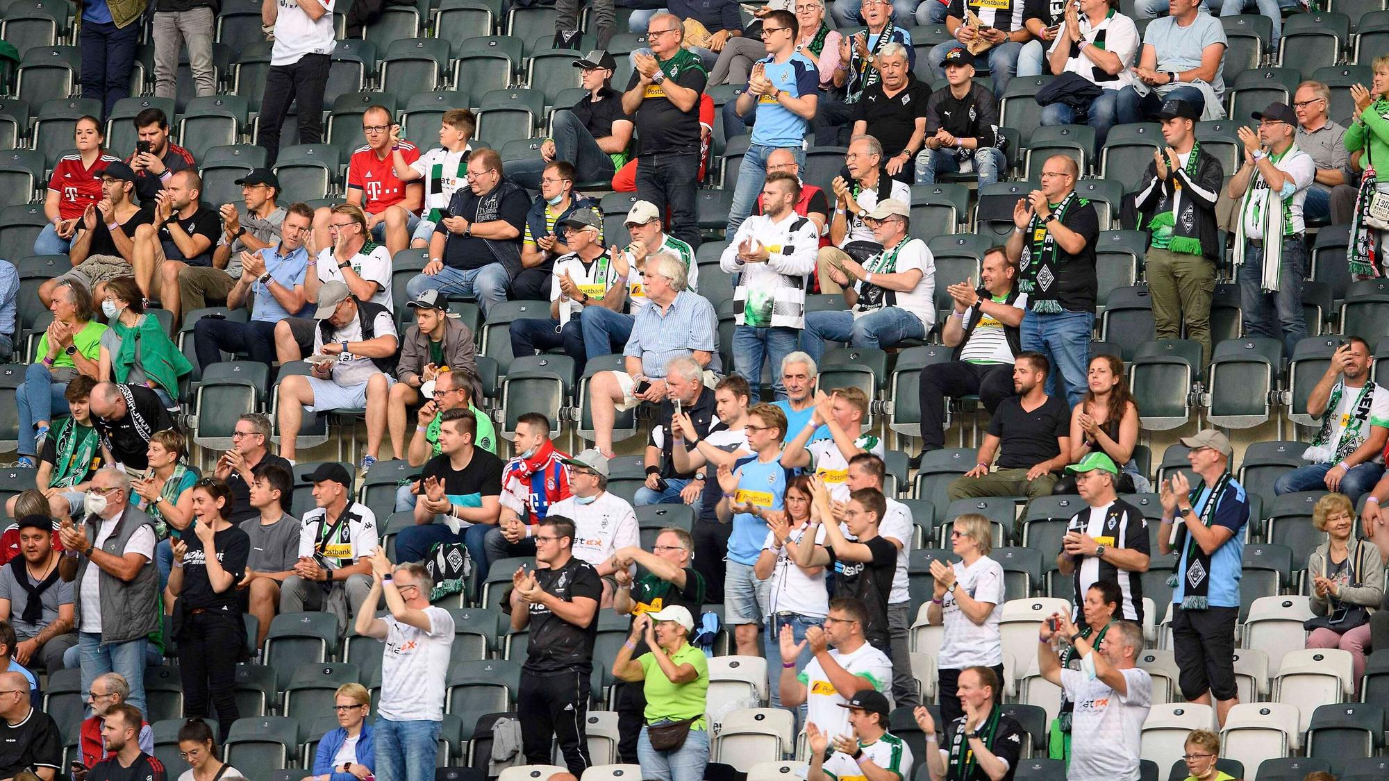 Fans von Borussia Mönchengladbach im Bundesliga-Heimspiel gegen den FC Bayern München am 13. August 2021.