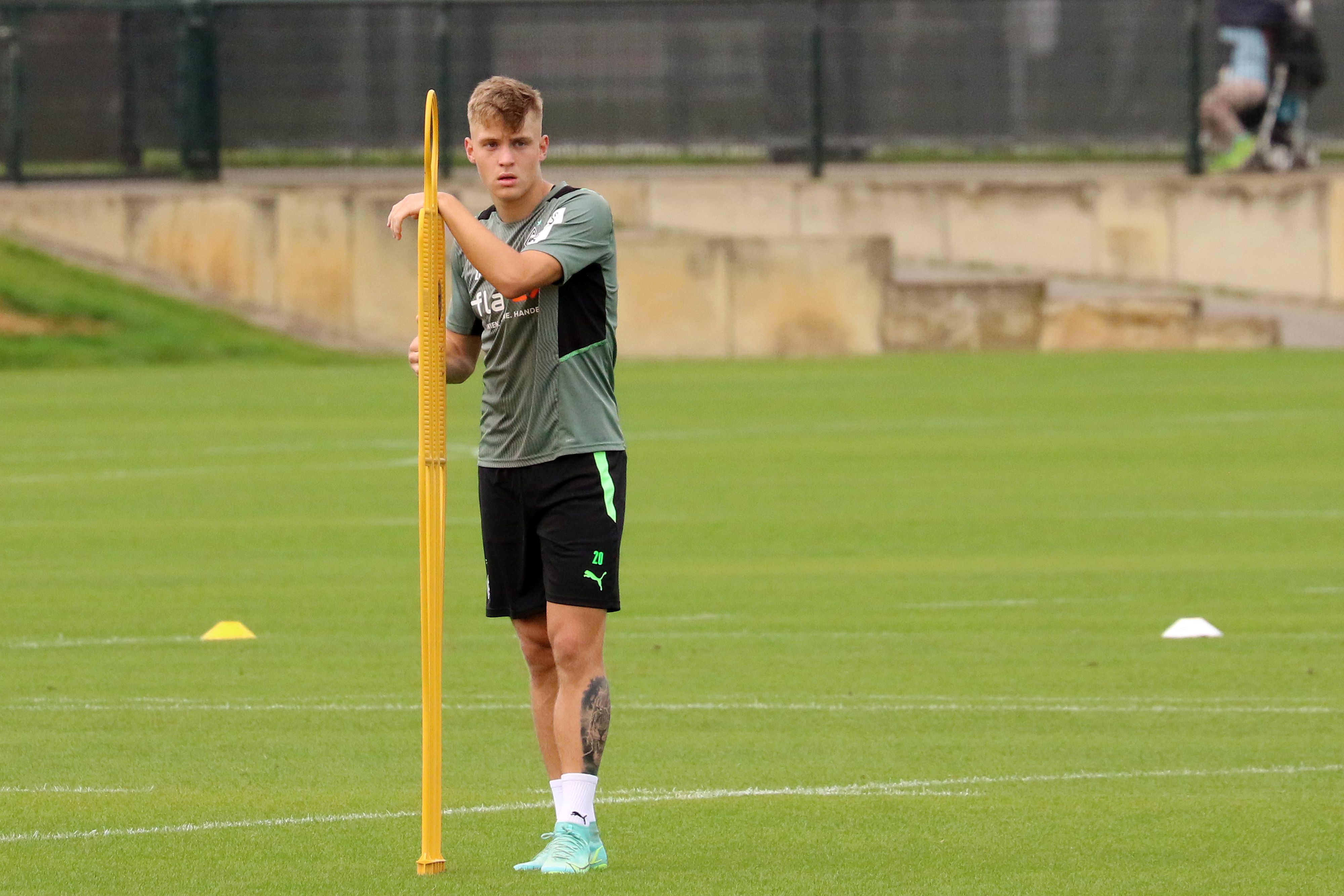 Gladbach neues Verteidiger-Talent Luca Netz beim Fohlen-Training am 7. August 2021 im Borussia-Park. Der 18-Jährige lehnt sich an einen Aufsteller an, der in den Rasen gesteckt worden ist.