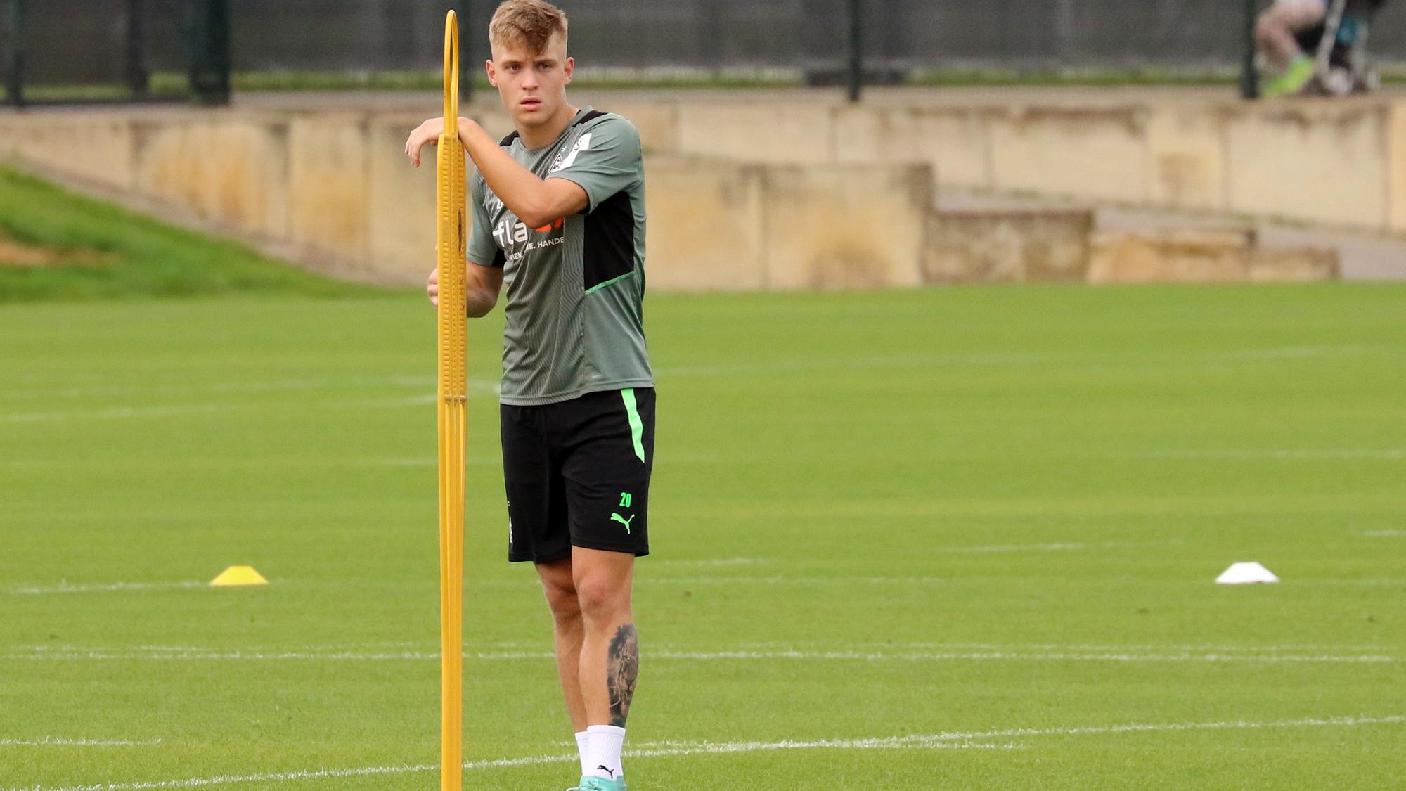 Gladbach neues Verteidiger-Talent Luca Netz beim Fohlen-Training am 7. August 2021 im Borussia-Park. Der 18-Jährige lehnt sich an einen Aufsteller an, der in den Rasen gesteckt worden ist.