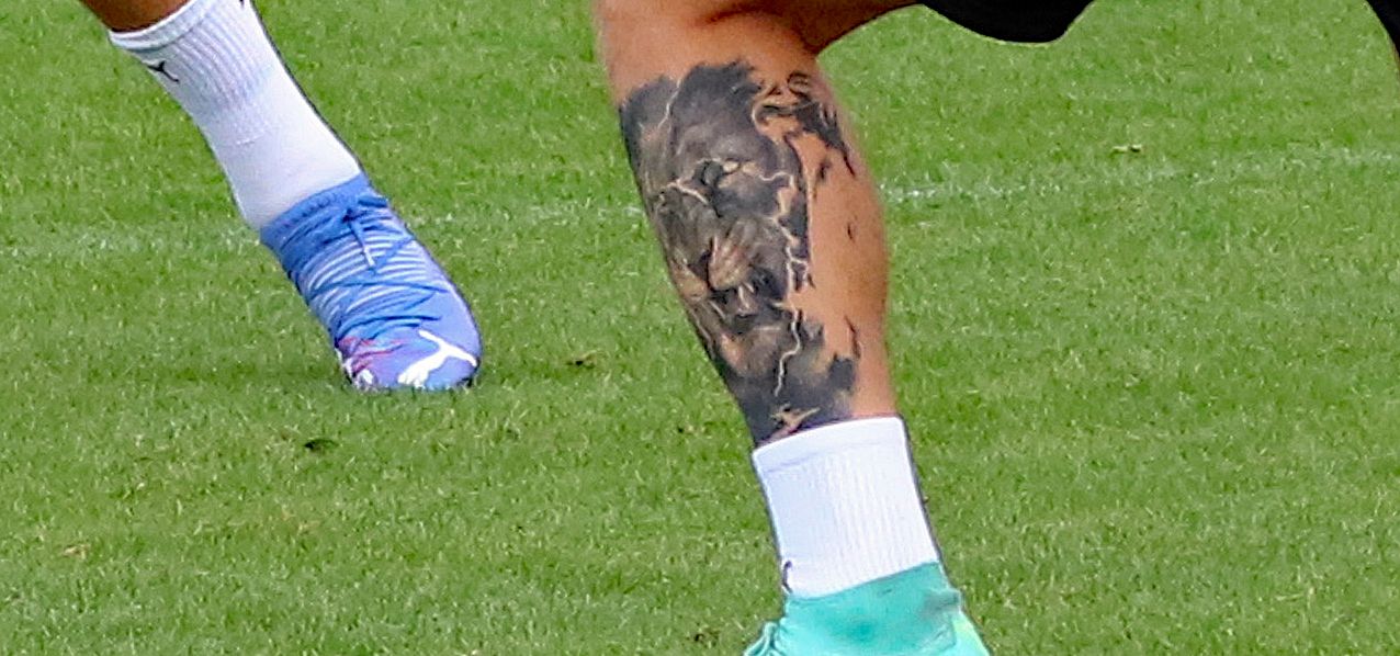 Gladbach-Profi Luca Netz hat sich auf seinem linken Wadenbein einen großen Löwen-Kopf unter die Haut stechen lassen. Fotograf Dirk Päffgen hat das Tattoo am 17. August 2021 beim Borussen-Training mit seiner Kamera aufgenommen.