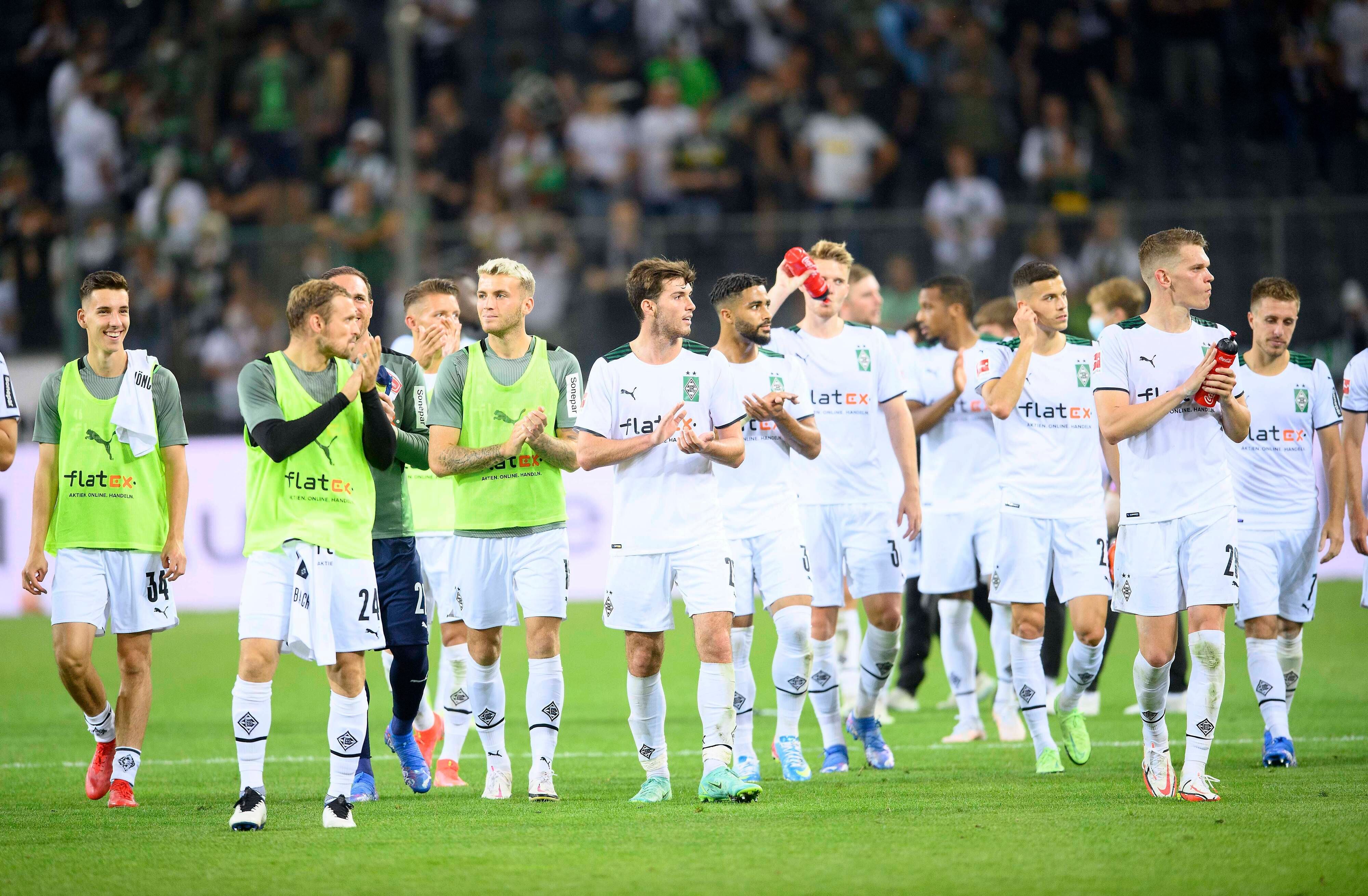 Die Spieler von Fußball-Bundesligist Borussia Mönchengladbach applaudieren in Richtung Fans nach dem 1:1 im Bundesliga-Auftaktduell (13. August 2021) gegen Rekordmeister und Titelverteidiger Bayern München.
