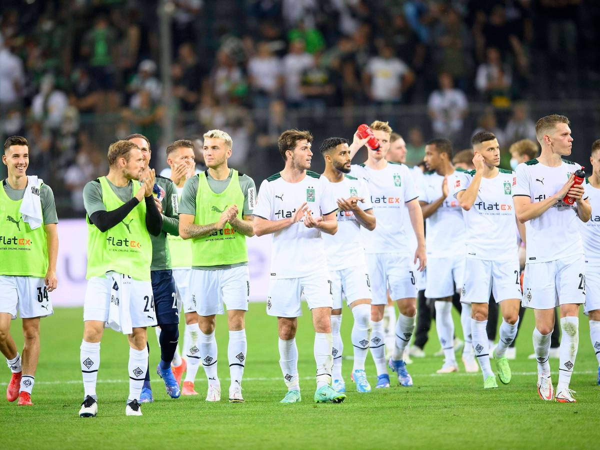 Die Spieler von Fußball-Bundesligist Borussia Mönchengladbach applaudieren in Richtung Fans nach dem 1:1 im Bundesliga-Auftaktduell (13. August 2021) gegen Rekordmeister und Titelverteidiger Bayern München.