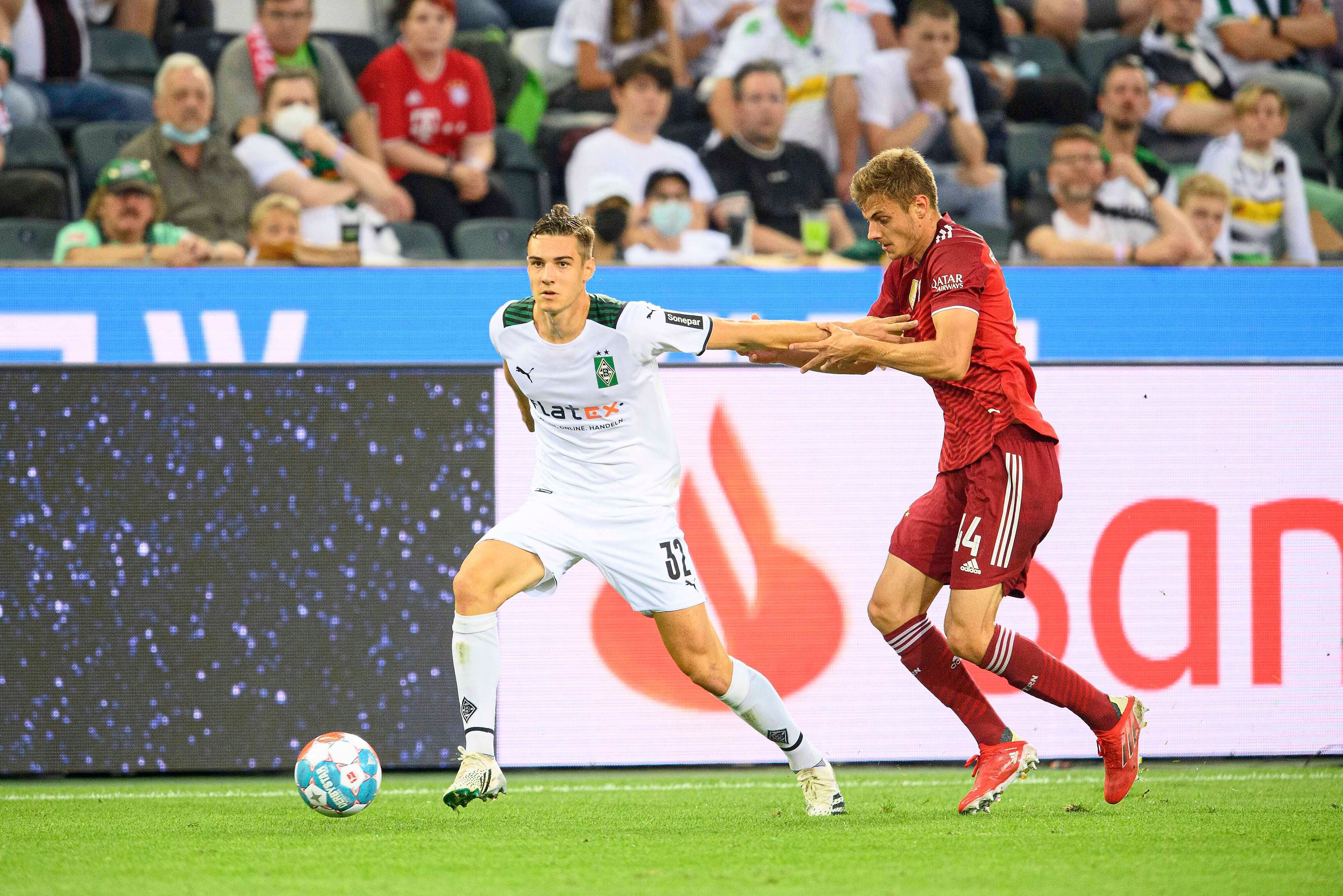 Gladbachs Florian Neuhaus (l.) im Zweikampf mit Bayerns Josip Stanisic (r.) beim Bundesliga-Auftakt am 13. August 2021 im Borussia-Park.