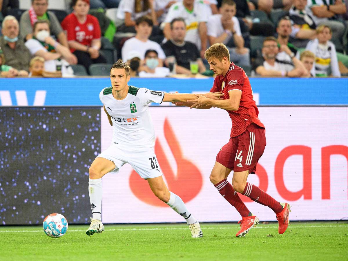 Gladbachs Florian Neuhaus (l.) im Zweikampf mit Bayerns Josip Stanisic (r.) beim Bundesliga-Auftakt am 13. August 2021 im Borussia-Park.