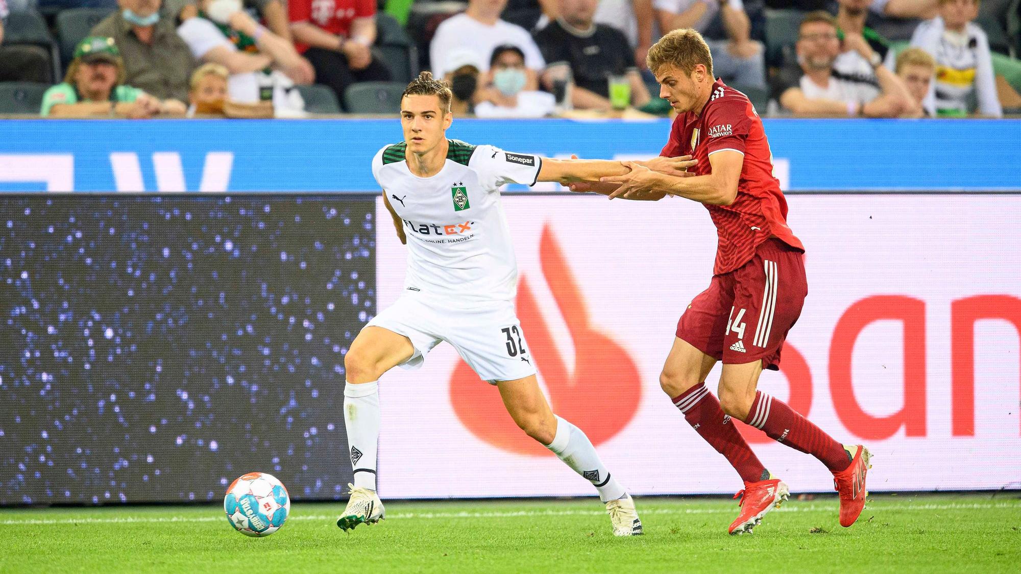 Gladbachs Florian Neuhaus (l.) im Zweikampf mit Bayerns Josip Stanisic (r.) beim Bundesliga-Auftakt am 13. August 2021 im Borussia-Park.