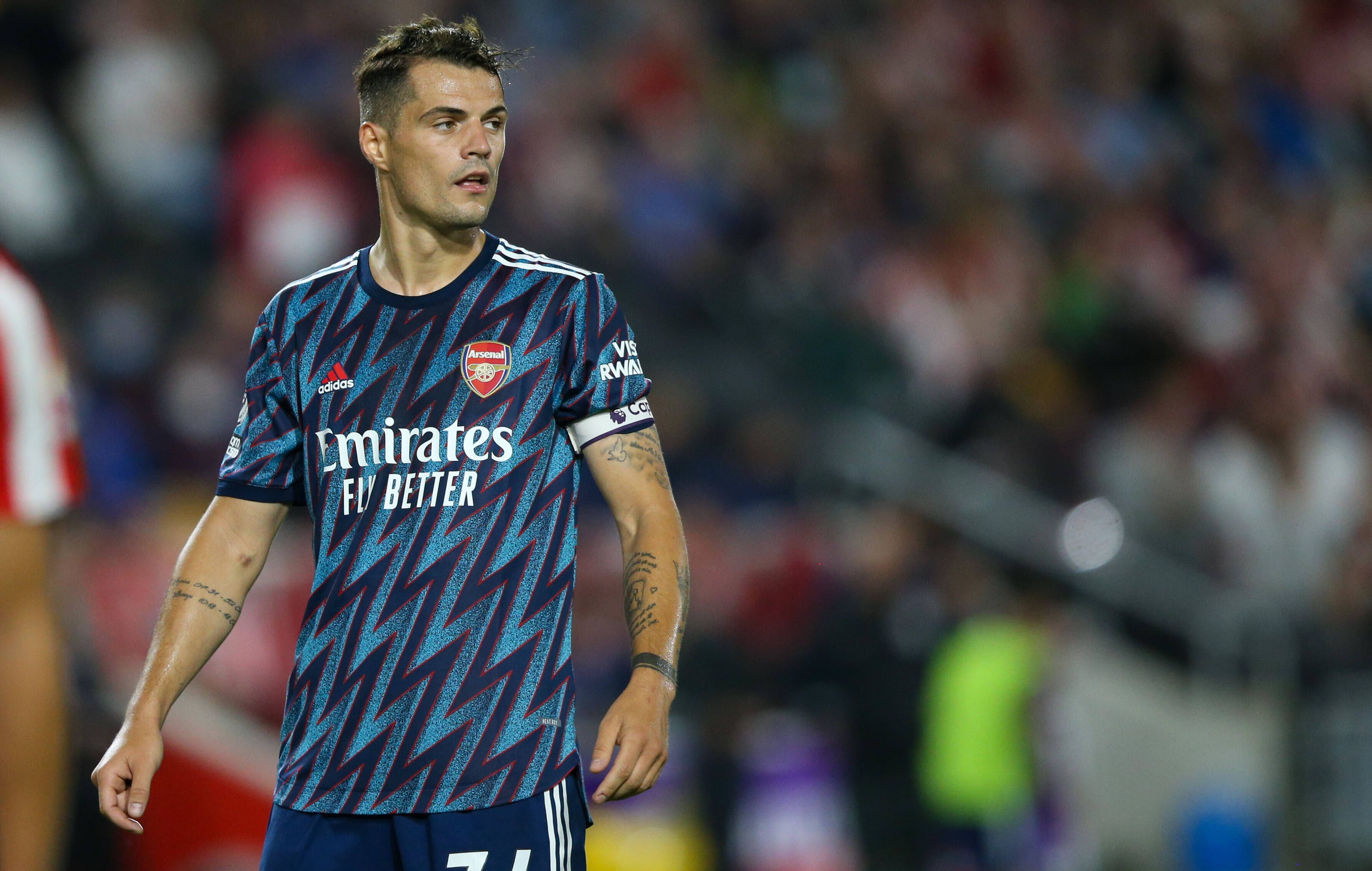 Ex-Gladbacher Granit Xhaka steht beim Premier-League-Spiel gegen Brentfort am 13. August 2021 auf dem Platz und schaut zur Seite.
