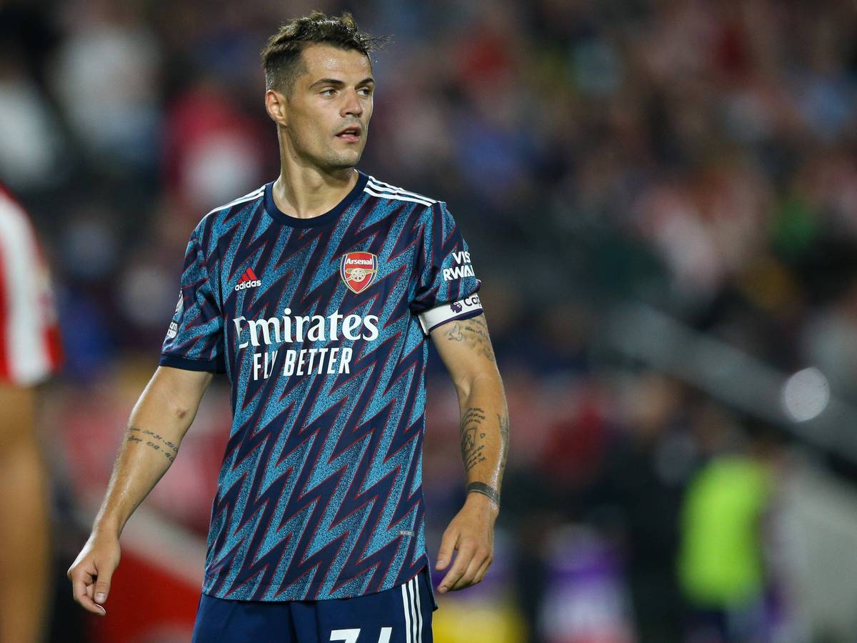 Ex-Gladbacher Granit Xhaka steht beim Premier-League-Spiel gegen Brentfort am 13. August 2021 auf dem Platz und schaut zur Seite.