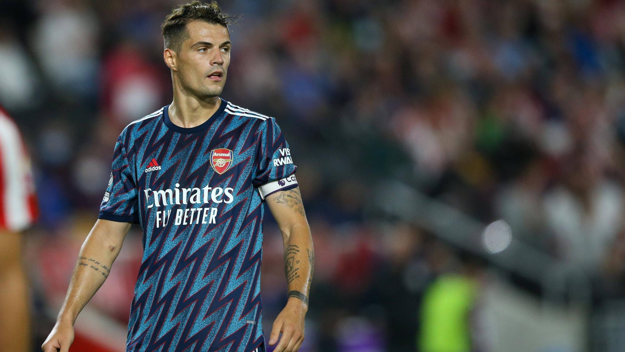 Ex-Gladbacher Granit Xhaka steht beim Premier-League-Spiel gegen Brentfort am 13. August 2021 auf dem Platz und schaut zur Seite.