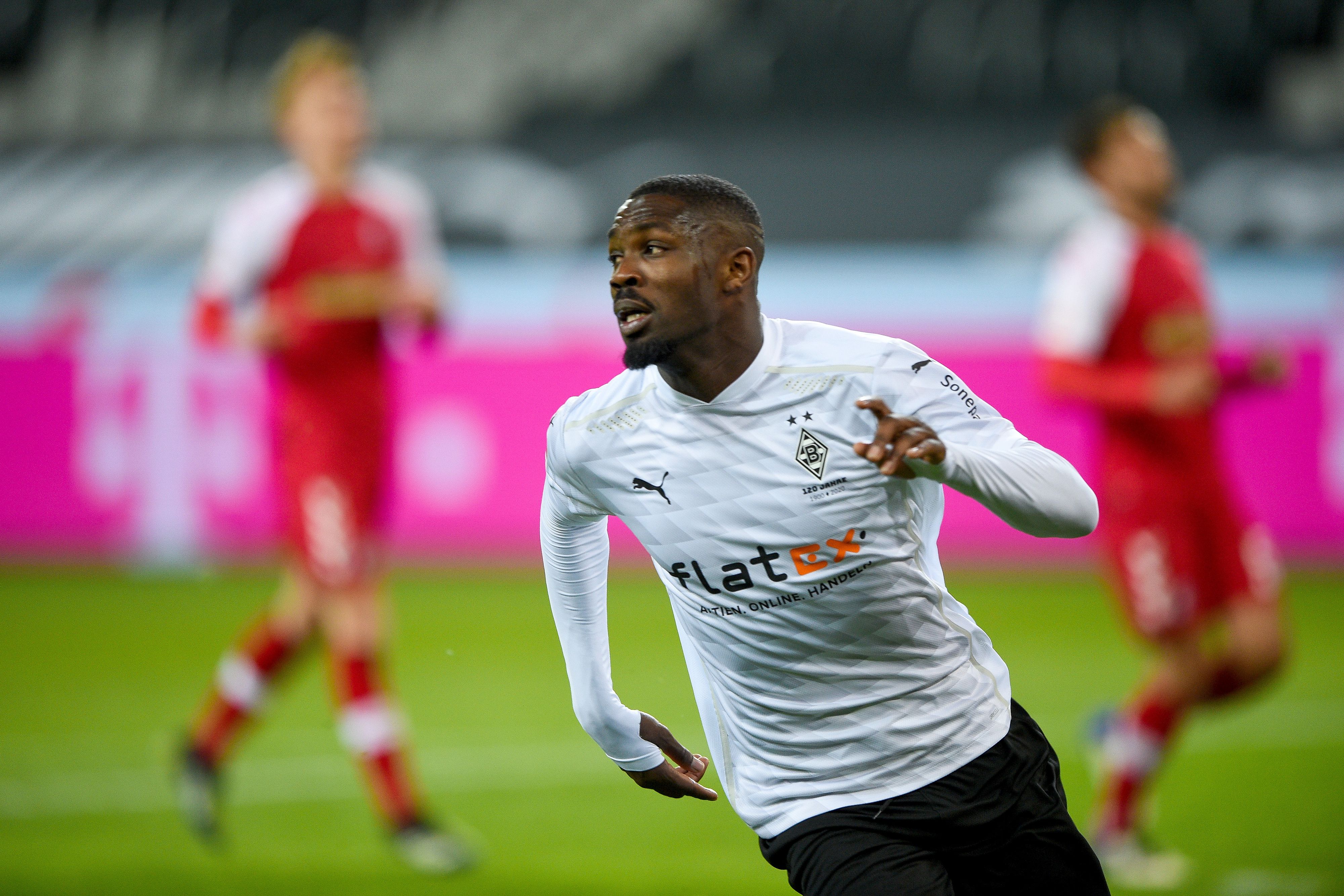 Gladbach-Stürmer Marcus Thuram beim Bundesliga-Spiel gegen den SC Freiburg am 3. April 2021 im Borussia-Park beim Sprint.