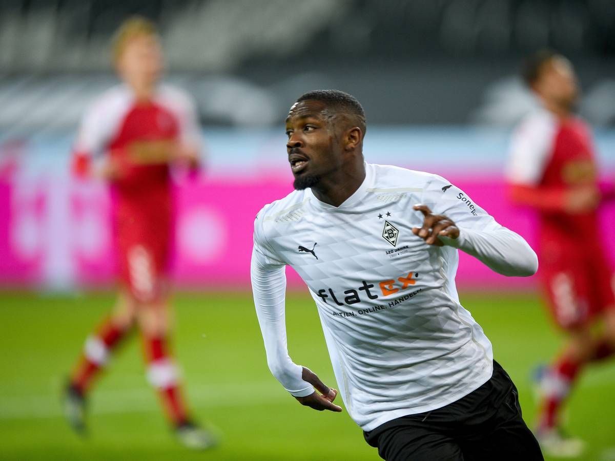 Gladbach-Stürmer Marcus Thuram beim Bundesliga-Spiel gegen den SC Freiburg am 3. April 2021 im Borussia-Park beim Sprint.