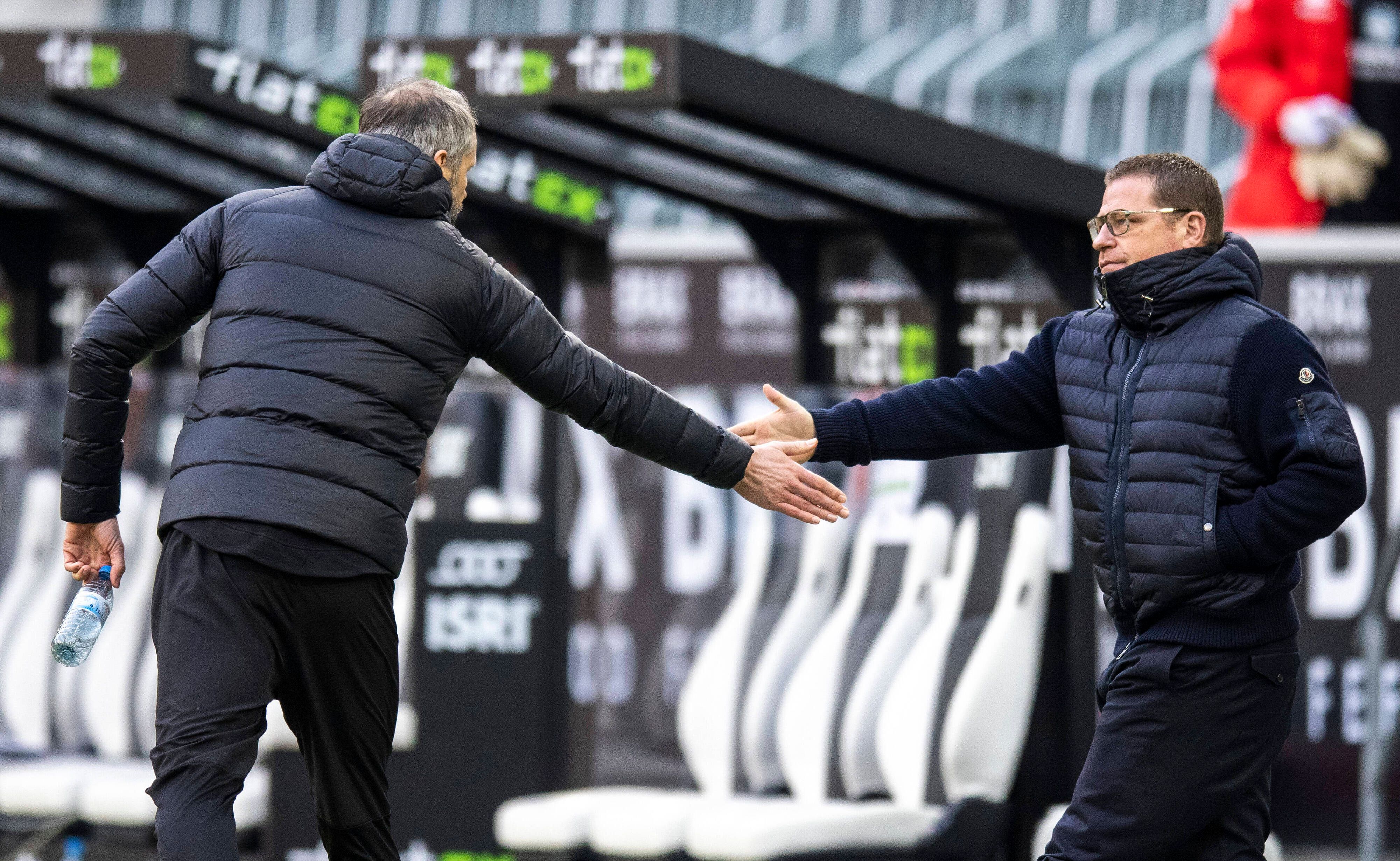 Gladbachs Ex-Trainer Marco Rose mit Manager Max Eberl beim Bundesliga-Spiel gegen den FSV Mainz 05 am 20.Februar 2021 beim abklatschen