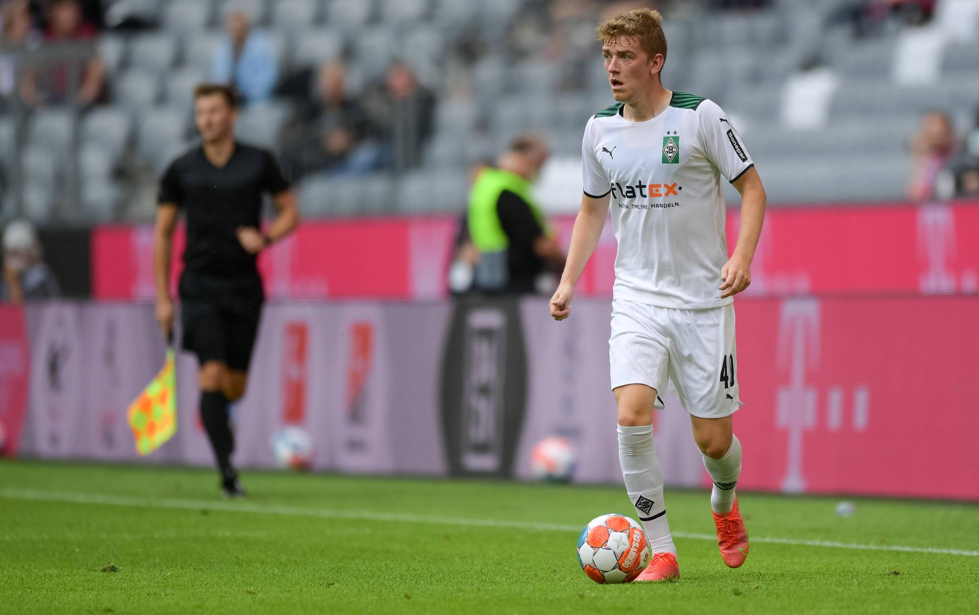 Andreas Poulsen im Trikot der Gladbacher Borussia bei einem Testduell in der Allianz-Arena gegen Bayern München am 28. Juli 2021.