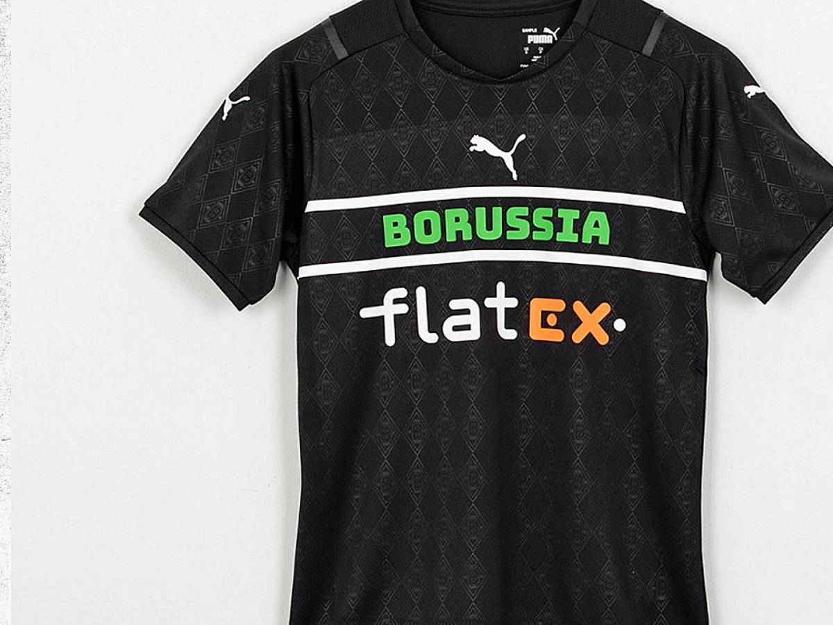Borussia Mönchengladbach hat am Donnerstag (19. August 2021) das dritte Trikot der Fohlen-Elf für die Spielzeit 2021/2022 vorgestellt. Es ist schwarz, hat keine Raute auf der Brust. Es trägt den Schriftzug „Borussia“ auf der Brust.