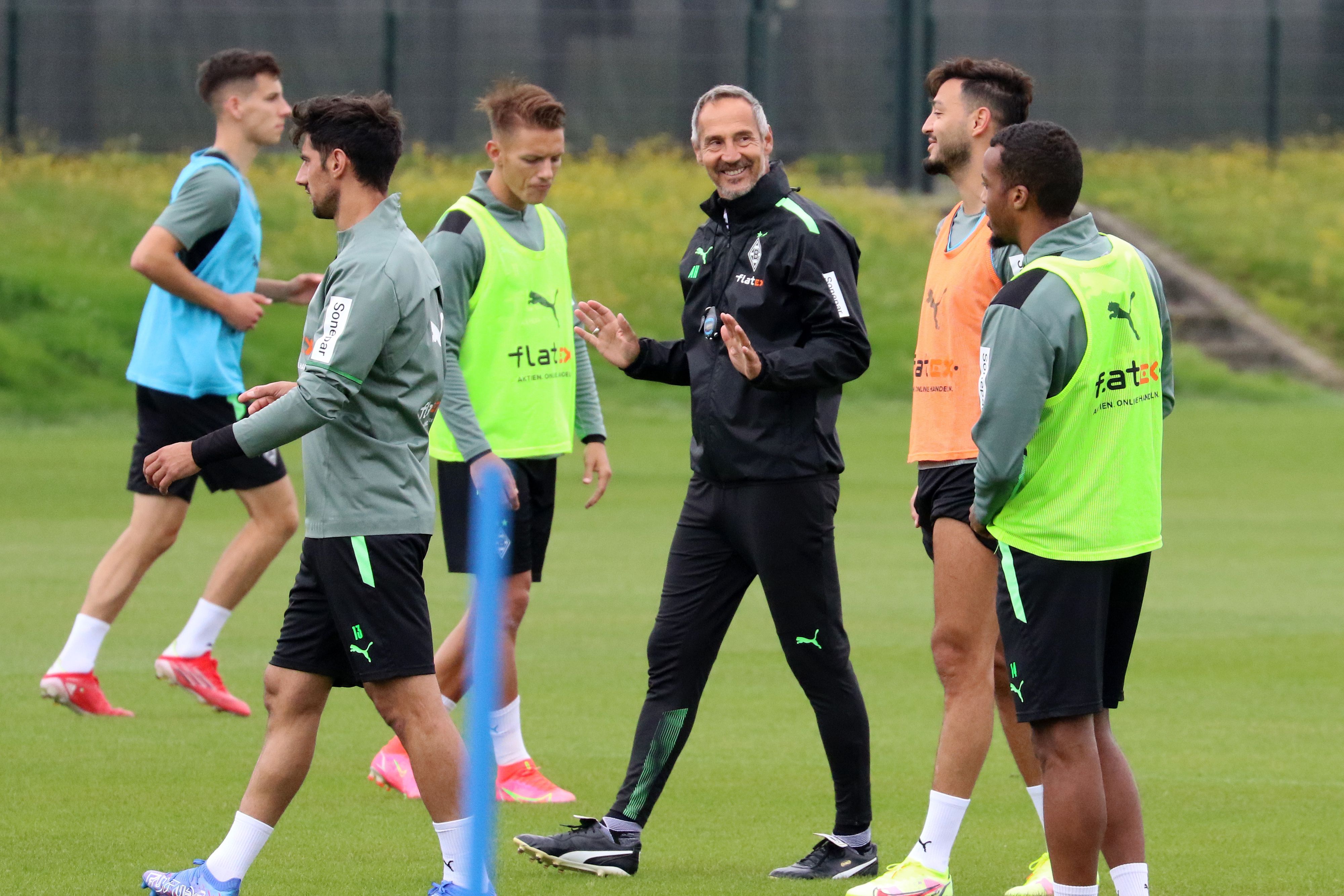 Gladbach-Trainer Adi Hütter scherzt bei einer Trainingseinheit der Fohlen am 17.August 2021 im Borussia-Park mit Ramy Bensebaini, Alassane Plea, Hannes Wolf und Lars Stindl.