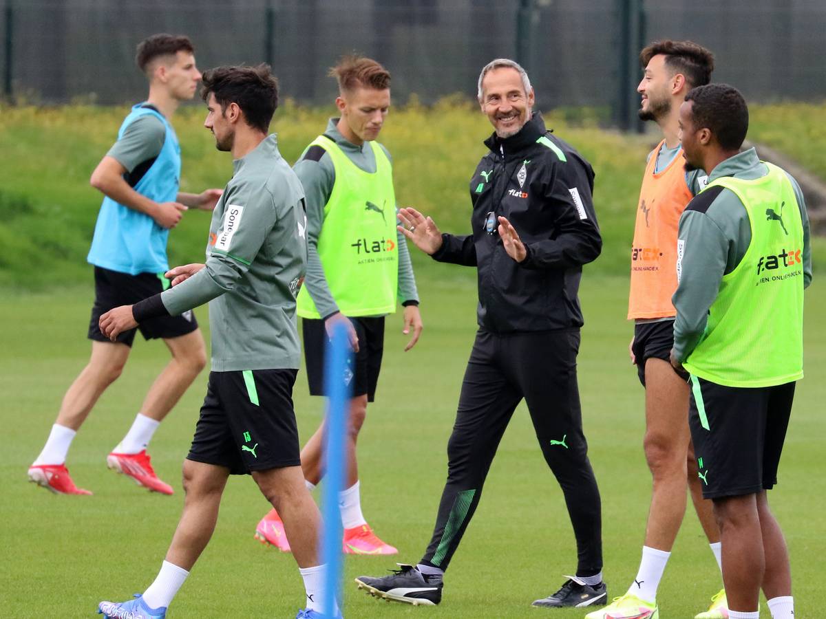 Gladbach-Trainer Adi Hütter scherzt bei einer Trainingseinheit der Fohlen am 17.August 2021 im Borussia-Park mit Ramy Bensebaini, Alassane Plea, Hannes Wolf und Lars Stindl.