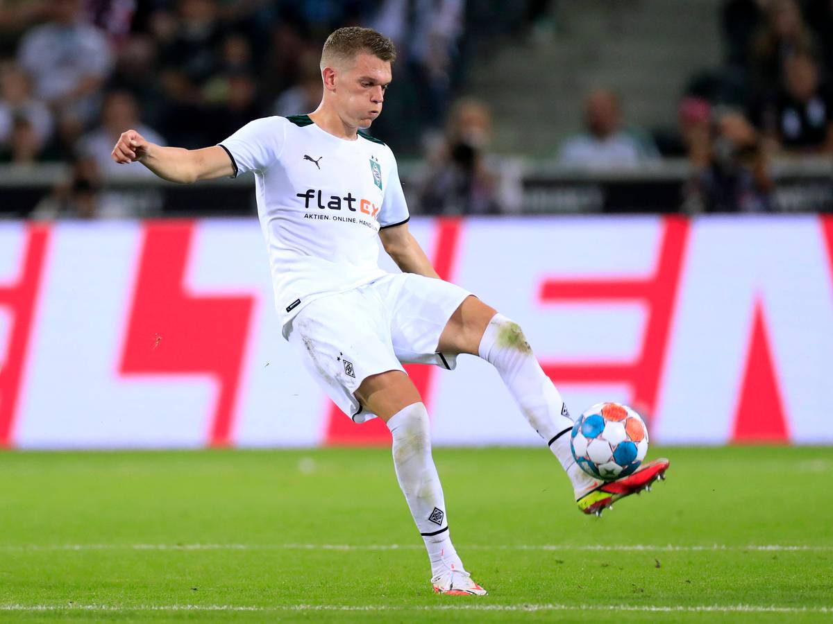 Gladbachs Abwehrchef und Nationalspieler Matthias Ginter, hier zu sehen am 13. August 2021 im Bundesliga-Auftakt-Duell gegen Bayern München. Ginter spielt mit dem linken Fuß den Ball, derweil hat er die Wangen aufgepustet.