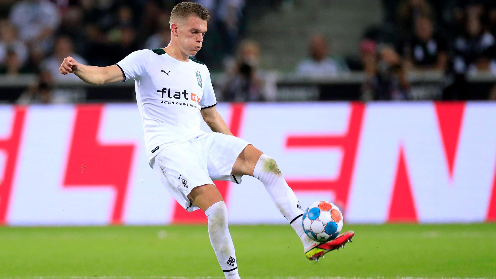 Gladbachs Abwehrchef und Nationalspieler Matthias Ginter, hier zu sehen am 13. August 2021 im Bundesliga-Auftakt-Duell gegen Bayern München. Ginter spielt mit dem linken Fuß den Ball, derweil hat er die Wangen aufgepustet.