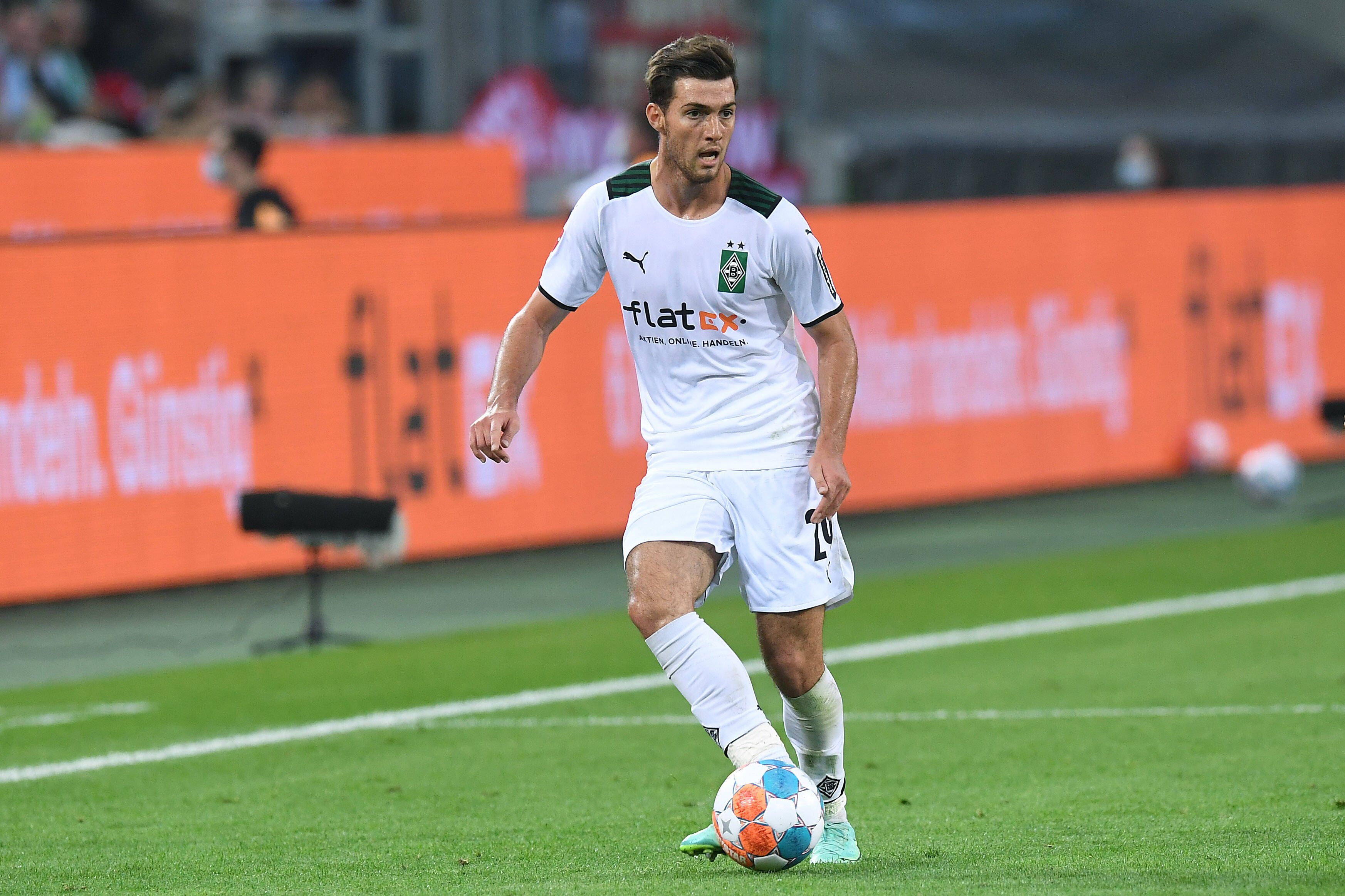 Gladbachs Top-Talent Joe Scally bei seiner Bundesliga-Premiere am 13. August 2021 zum Liga-Auftakt im Borussia-Park gegen Meister Bayern München. Der Verteidiger kontrolliert in dieser Szene mit seinem rechten Fuß den Ball und blickt auf das Spielgeschehen.