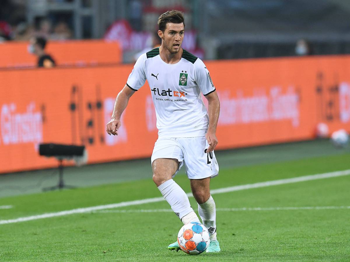 Gladbachs Top-Talent Joe Scally bei seiner Bundesliga-Premiere am 13. August 2021 zum Liga-Auftakt im Borussia-Park gegen Meister Bayern München. Der Verteidiger kontrolliert in dieser Szene mit seinem rechten Fuß den Ball und blickt auf das Spielgeschehen.