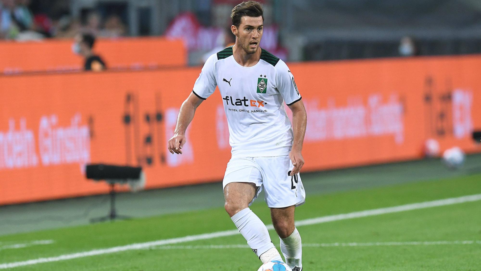 Gladbachs Top-Talent Joe Scally bei seiner Bundesliga-Premiere am 13. August 2021 zum Liga-Auftakt im Borussia-Park gegen Meister Bayern München. Der Verteidiger kontrolliert in dieser Szene mit seinem rechten Fuß den Ball und blickt auf das Spielgeschehen.