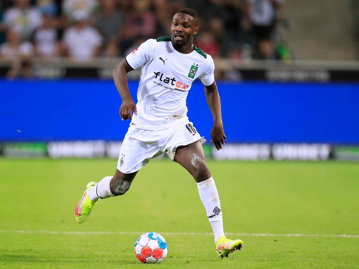 Gladbach-Stürmer Marcus Thuram, hier zu sehen am 13. August 2021, soll großes Interesse beim italienischen Meister Inter Mailand geweckt haben. In dieser Szene kontrolliert der Franzose den Ball.