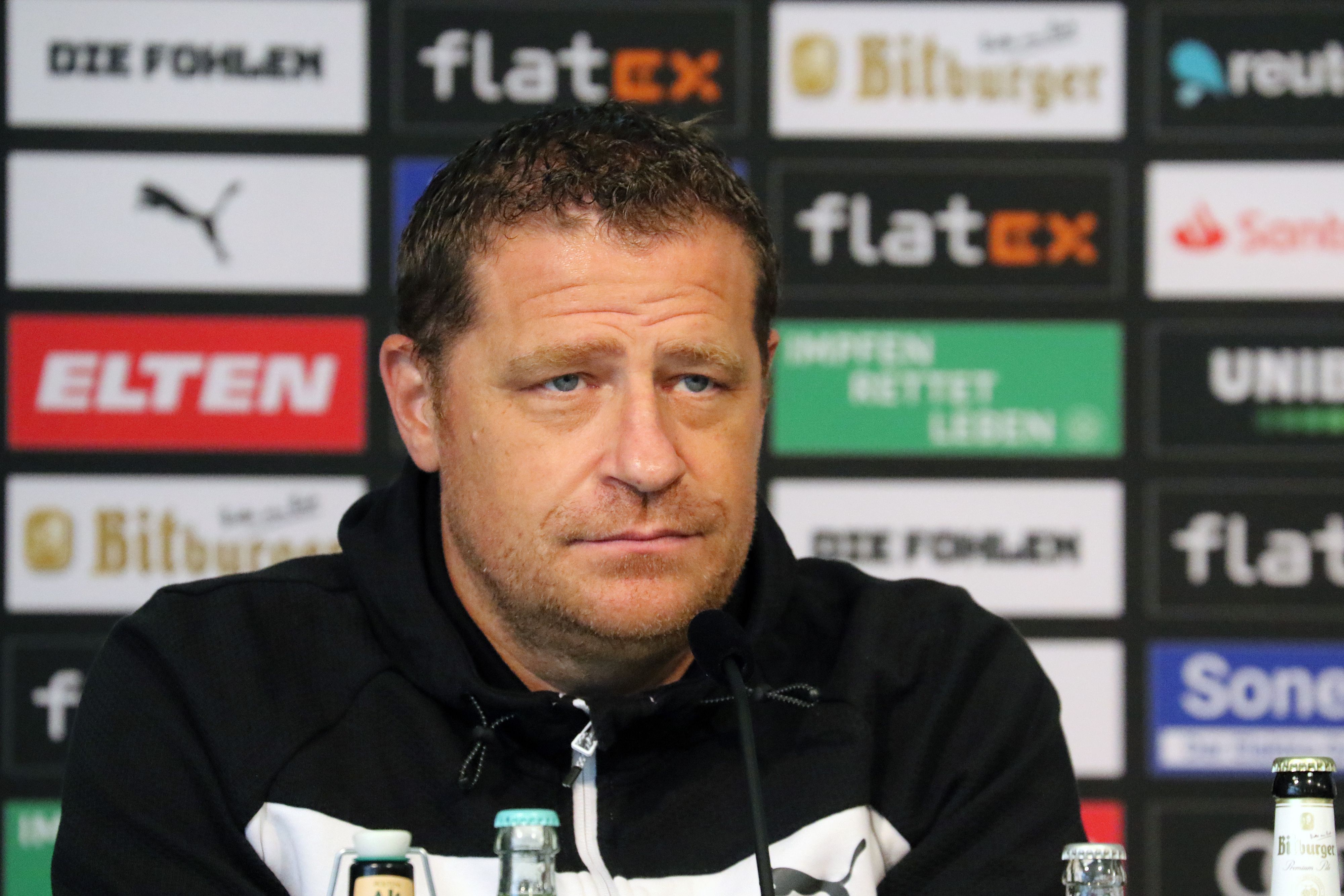 Gladbach-Manager Max Eberl auf der Pressekonferenz im Borussia-Park am 19. August 2021. Der 47-Jährige blickt in den Presseraum.