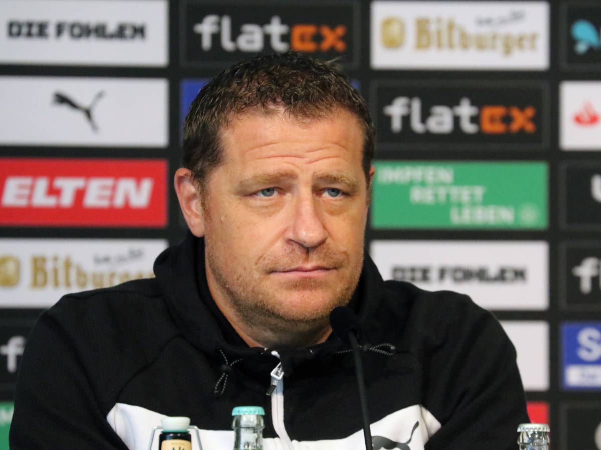 Gladbach-Manager Max Eberl auf der Pressekonferenz im Borussia-Park am 19. August 2021. Der 47-Jährige blickt in den Presseraum.