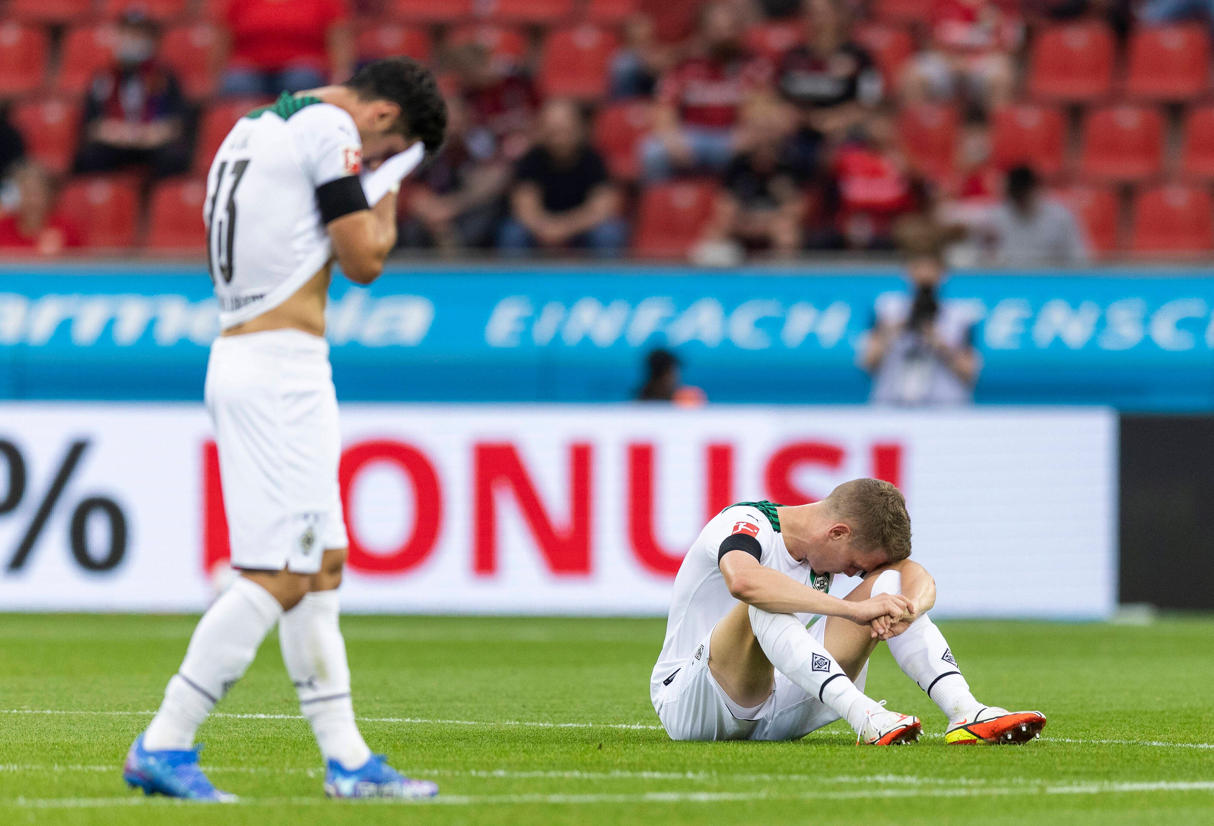 Gladbachs Matthias Ginter musste im Duell mit Bayer Leverkusen am 21. August 2021 in der BayArena verletzt ausgewechselt werden. Das Foto zeigt ihn  mit hängendem Kopf auf dem Rasen sitzend.
