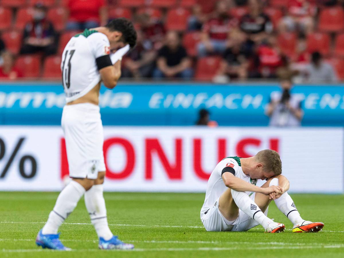 Gladbachs Matthias Ginter musste im Duell mit Bayer Leverkusen am 21. August 2021 in der BayArena verletzt ausgewechselt werden. Das Foto zeigt ihn mit hängendem Kopf auf dem Rasen sitzend.