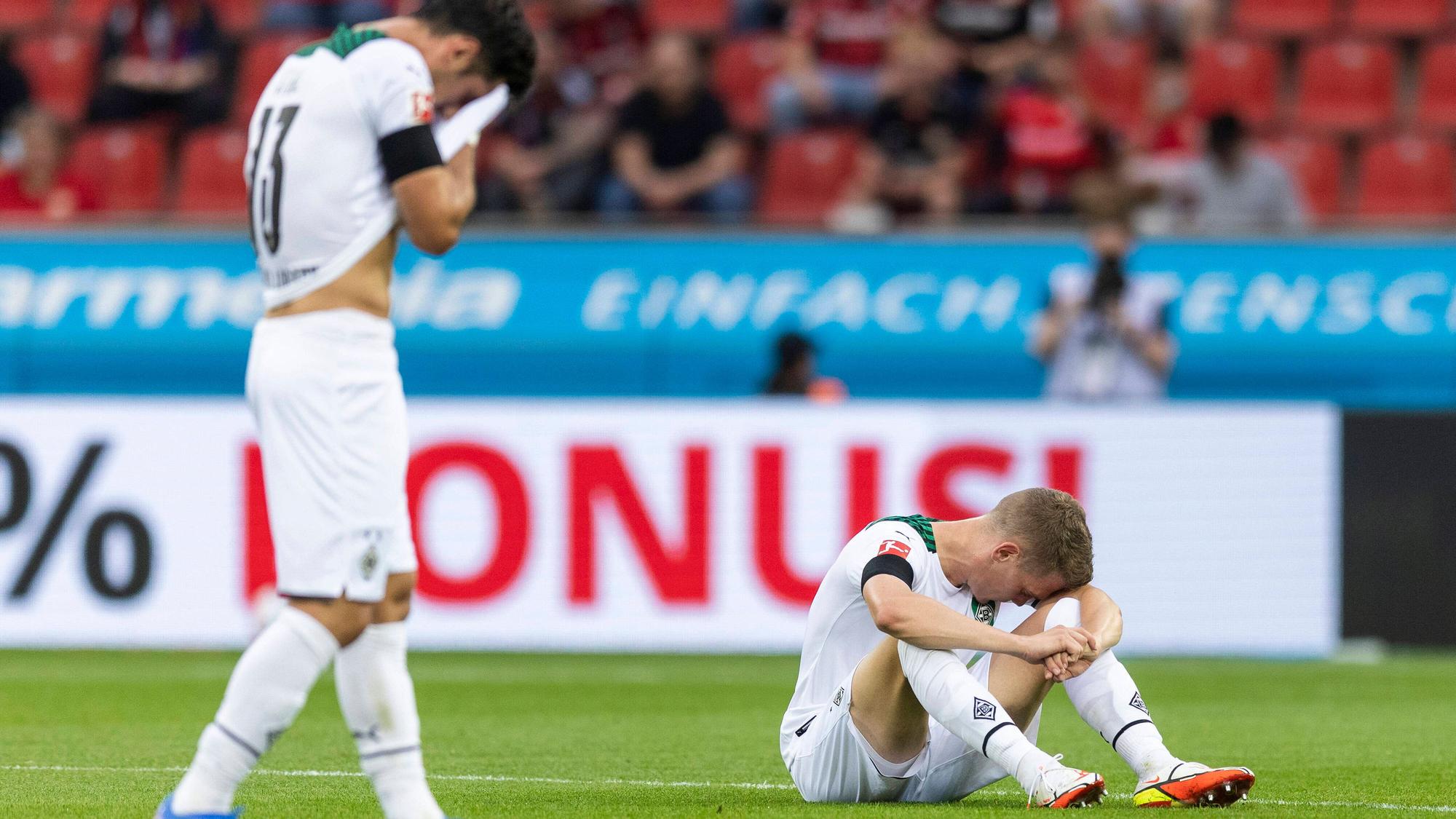 Gladbachs Matthias Ginter musste im Duell mit Bayer Leverkusen am 21. August 2021 in der BayArena verletzt ausgewechselt werden. Das Foto zeigt ihn mit hängendem Kopf auf dem Rasen sitzend.