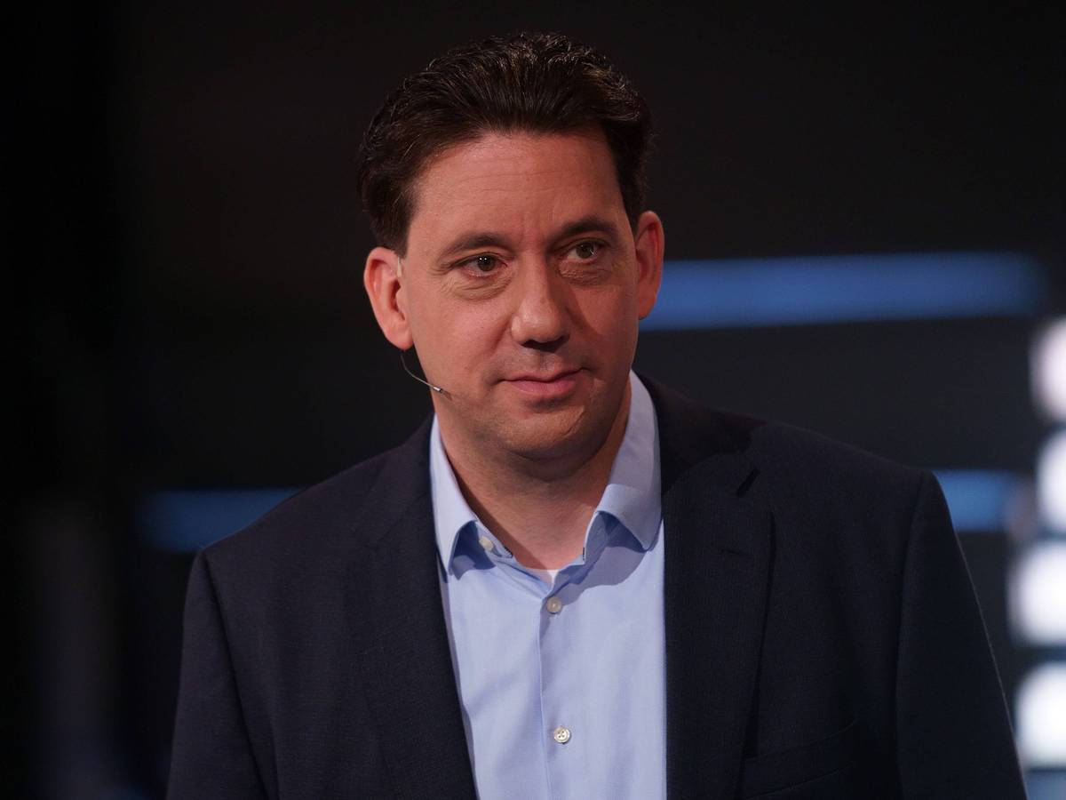 Ex-Schiedsrichter Manuel Gräfe lächelt beim Besuch des aktuellen Sportstudios in Mainz am 10. Juli 2021.
