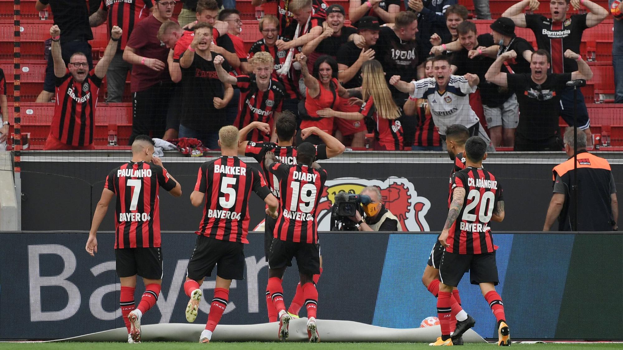 Leverkusens Spieler um Patrik Schick feiern beim Bundesliga-Sieg (21. August 2021) gegen Gladbach (4:0) mit den Fans einen Treffer. Die Fans sind aus dem Häuschen.