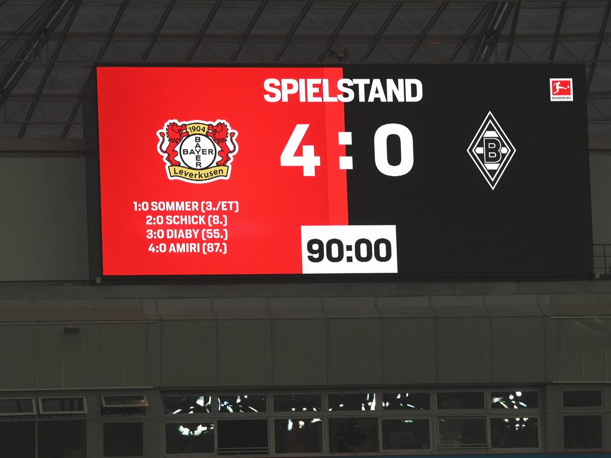 Die Anzeigetafel in der BayArena zeigt das bittere Endergebnis der Gladbacher bei Bayer Leverkusen am 21. August 2021.