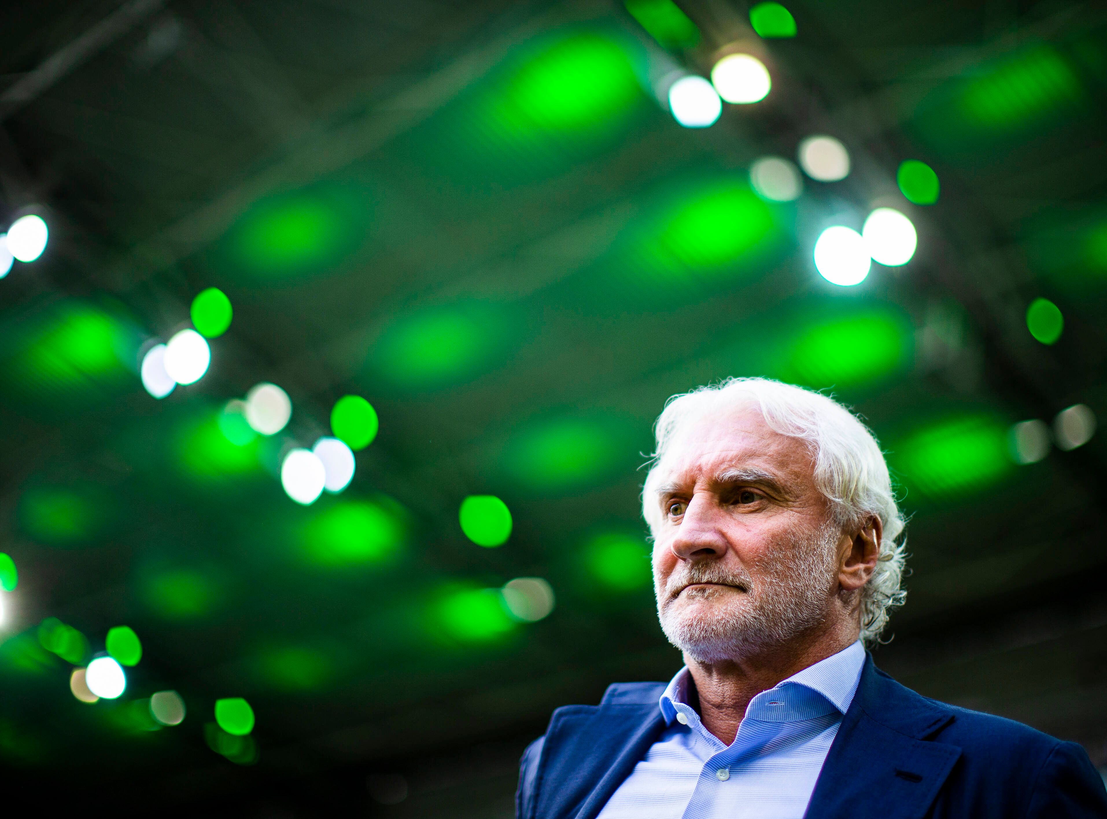 Leverkusens Sportdirektor Rudi Völler. Auf diesem Foto ist der Weltmeister am 25. August 2018 im Gladbacher Borussia-Park zu sehen. Völler schaut auf das Spielfeld, im Hintergrund ist die grüne Stadionbeleuchtung zu sehen.
