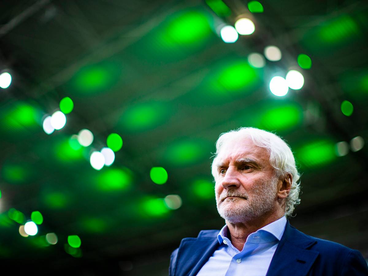 Leverkusens Sportdirektor Rudi Völler. Auf diesem Foto ist der Weltmeister am 25. August 2018 im Gladbacher Borussia-Park zu sehen. Völler schaut auf das Spielfeld, im Hintergrund ist die grüne Stadionbeleuchtung zu sehen.