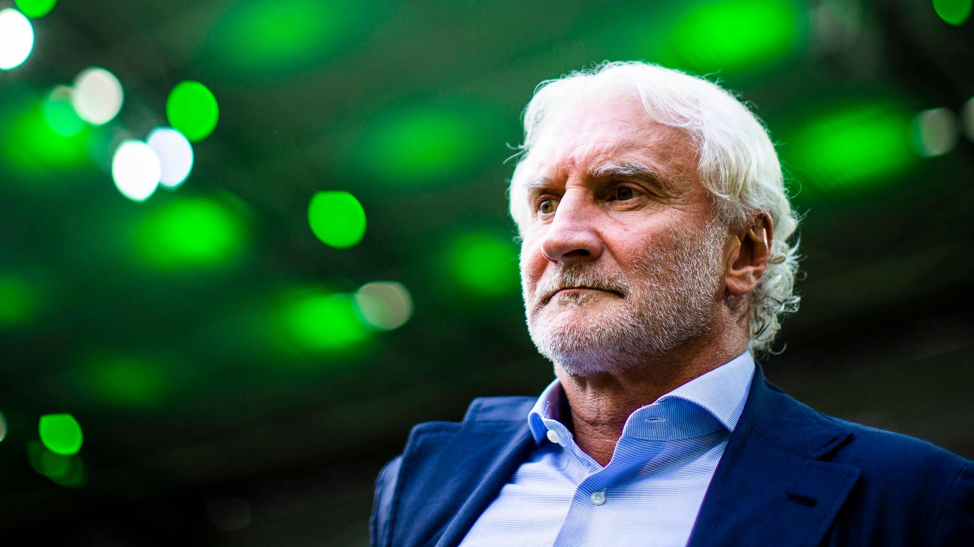 Leverkusens Sportdirektor Rudi Völler. Auf diesem Foto ist der Weltmeister am 25. August 2018 im Gladbacher Borussia-Park zu sehen. Völler schaut auf das Spielfeld, im Hintergrund ist die grüne Stadionbeleuchtung zu sehen.