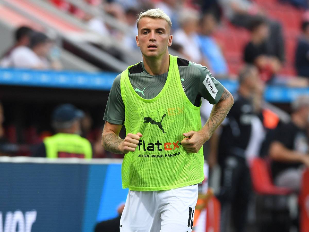 Gladbach-Verteidiger Jordan Beyer, hier zu sehen am 21. August 2021 bei Borussias Niederlage (0:4) in Leverkusen. Beyer läuft sich an der Seitenlinie warm, er trägt ein gelbes Leibchen.