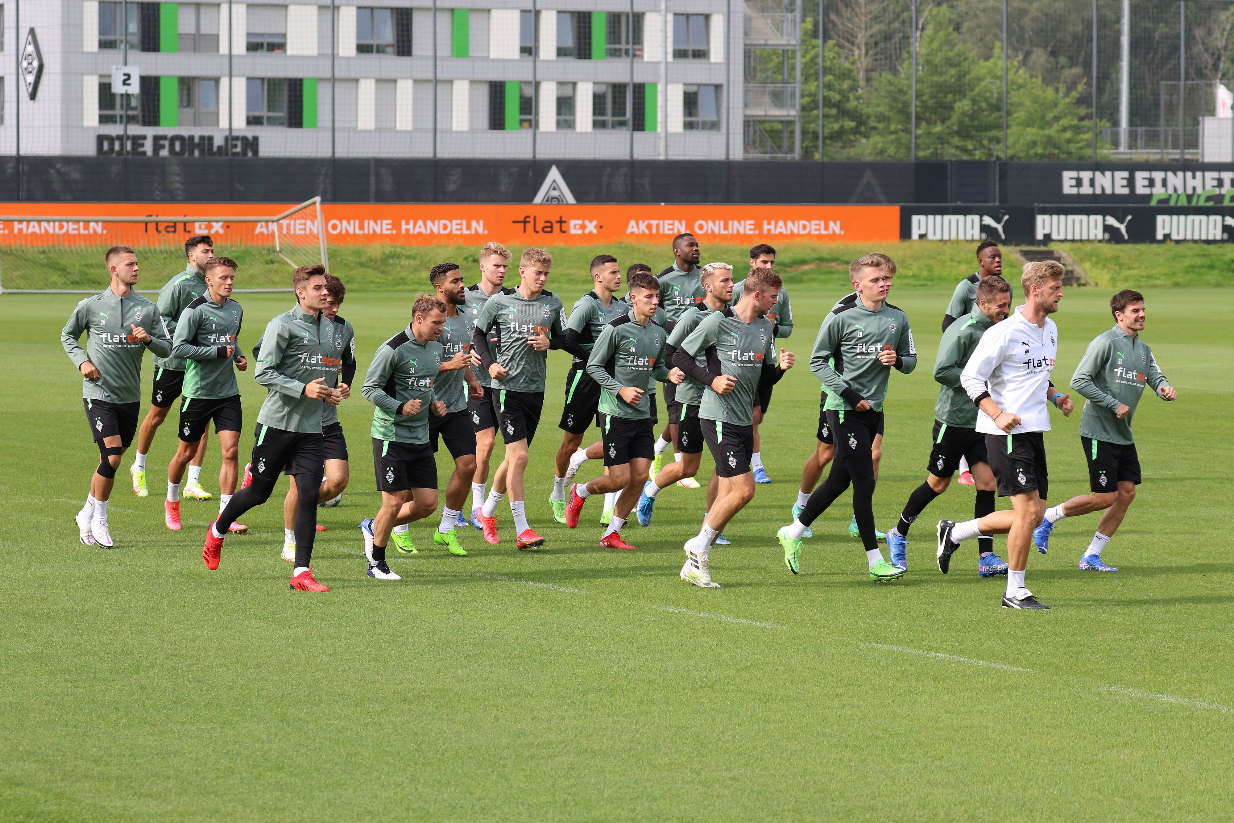 Die Gladbacher Profis, hier bei einer Trainingseinheit am 17. August 2021 im Borussia-Park, bereiten sich ab Dienstag (24. August) auf das Auswärtsspiel bei Union Berlin vor. Auf diesem Foto laufen die Spieler einige Runden über den Platz zum Aufwärmen.