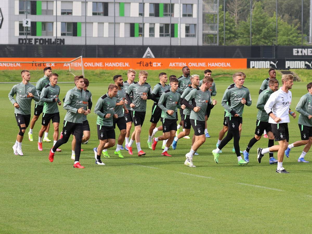 Die Gladbacher Profis, hier bei einer Trainingseinheit am 17. August 2021 im Borussia-Park, bereiten sich ab Dienstag (24. August) auf das Auswärtsspiel bei Union Berlin vor. Auf diesem Foto laufen die Spieler einige Runden über den Platz zum Aufwärmen.