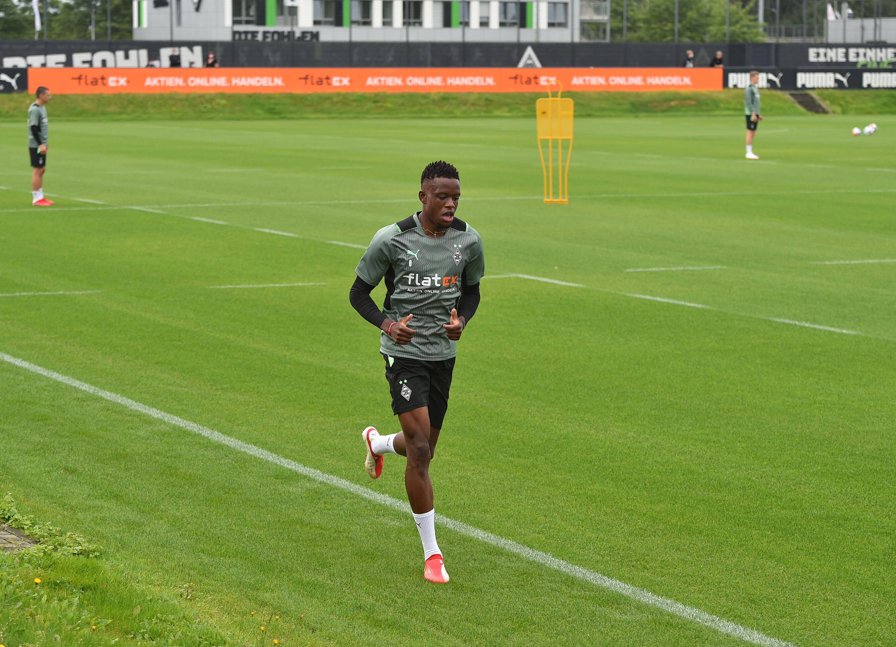 Gladbachs Mittelfeldspieler Denis Zakaria, hier am 7. August 2021 beim Training im Borussia-Park zu sehen. Der Schweizer Nationalspieler läuft einige Runden um den Trainingsplatz