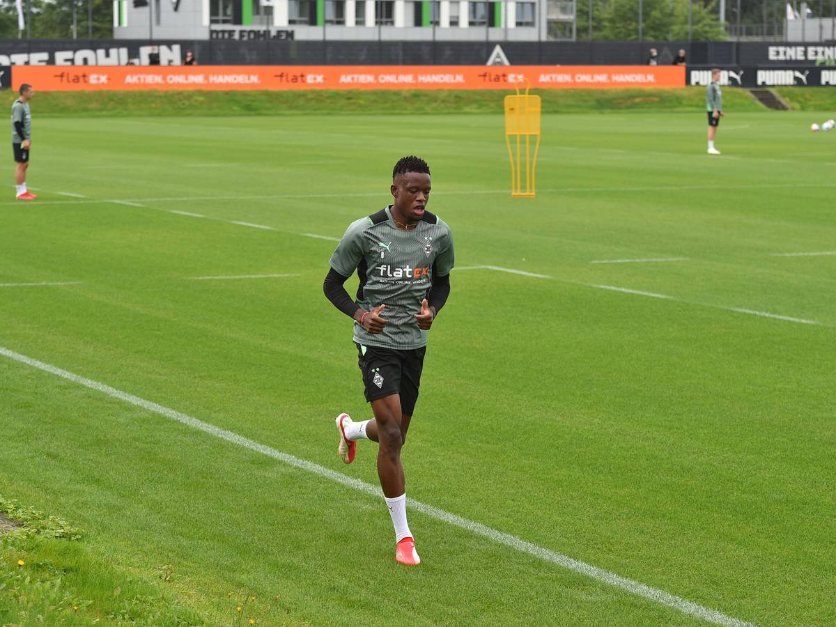 Gladbachs Mittelfeldspieler Denis Zakaria, hier am 7. August 2021 beim Training im Borussia-Park zu sehen. Der Schweizer Nationalspieler läuft einige Runden um den Trainingsplatz